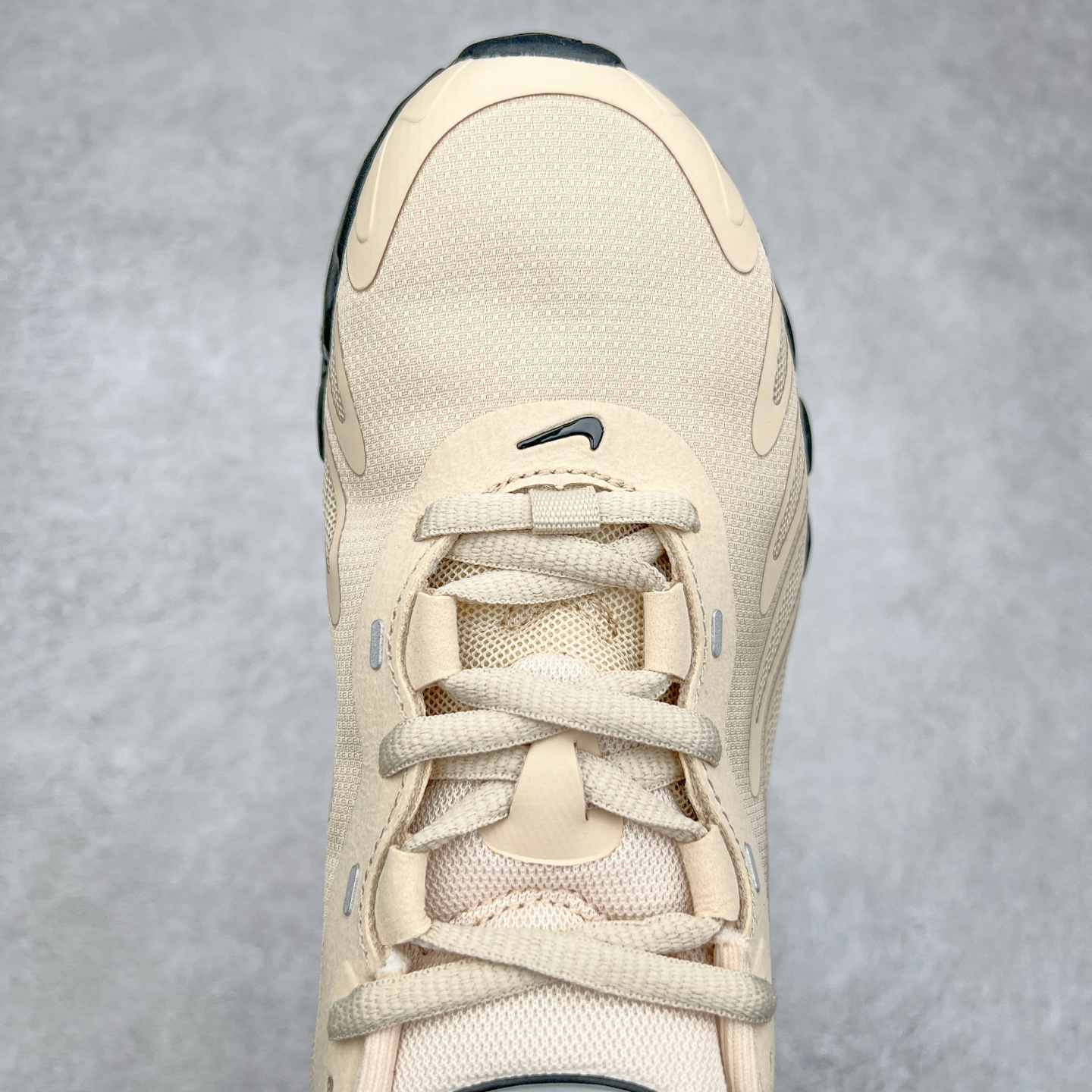 图片[4]-NK Air Max DN8 全掌科技气垫缓震运动跑鞋 FQ7860-003 DN8的核心亮点在于其八腔气垫结构 根据不同部位设定的气压值专为行走设计 提供卓越的舒适感 鞋面的设计让人联想到上世纪90年代末至2000年代初的多款Air Max 中底上系列圆形孔洞引发了热议 不少人将其与竞争品牌的缓震技术进行比较 例如K-SWISS 2010年代初推出的Tubes技 及以多孔鞋底闻名的品牌 尺码：36 36.5 37.5 38 38.5 39 40 40.5 41 42 42.5 43 44 44.5 45-选品中心