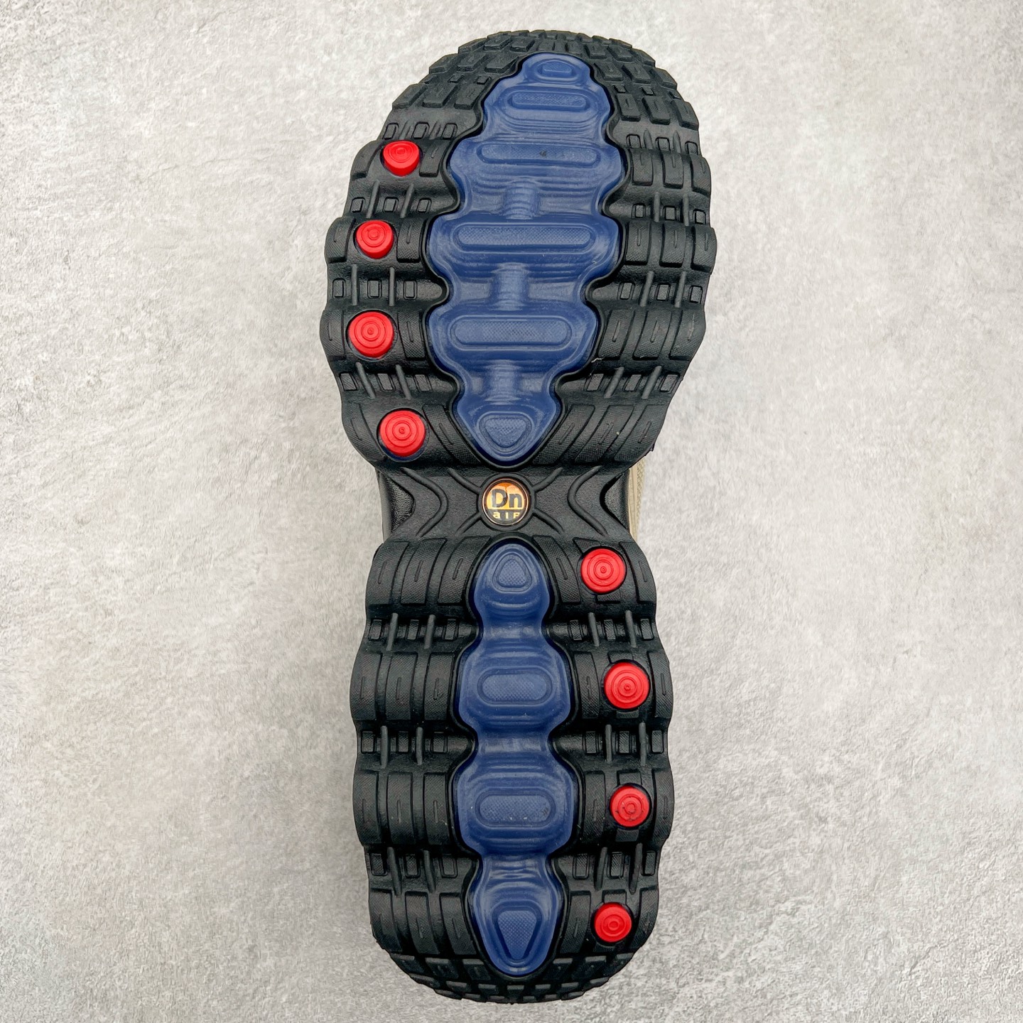 图片[9]-NK Air Max DN8 全掌科技气垫缓震运动跑鞋 FQ7860-003 DN8的核心亮点在于其八腔气垫结构 根据不同部位设定的气压值专为行走设计 提供卓越的舒适感 鞋面的设计让人联想到上世纪90年代末至2000年代初的多款Air Max 中底上系列圆形孔洞引发了热议 不少人将其与竞争品牌的缓震技术进行比较 例如K-SWISS 2010年代初推出的Tubes技 及以多孔鞋底闻名的品牌 尺码：36 36.5 37.5 38 38.5 39 40 40.5 41 42 42.5 43 44 44.5 45-选品中心