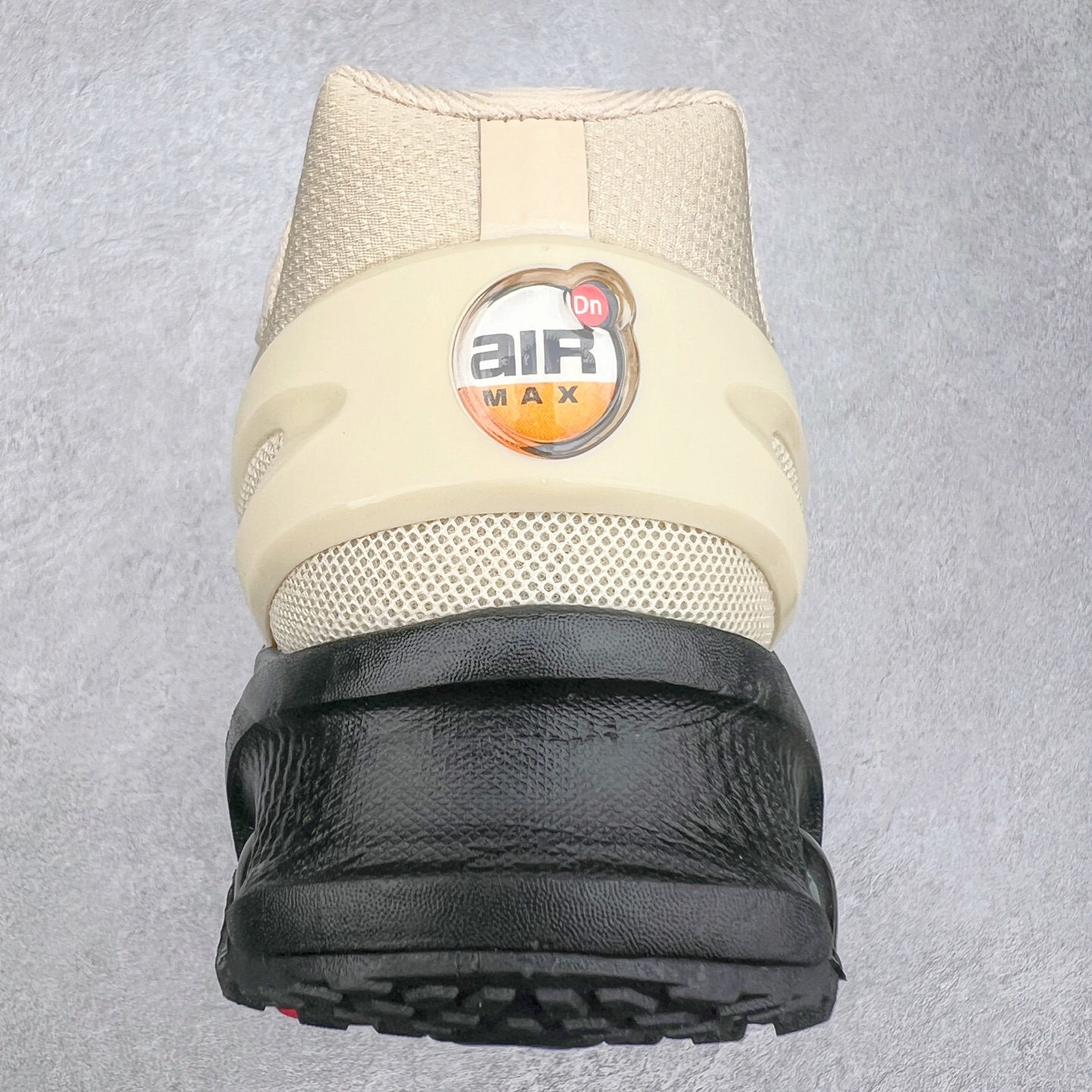 图片[8]-NK Air Max DN8 全掌科技气垫缓震运动跑鞋 FQ7860-003 DN8的核心亮点在于其八腔气垫结构 根据不同部位设定的气压值专为行走设计 提供卓越的舒适感 鞋面的设计让人联想到上世纪90年代末至2000年代初的多款Air Max 中底上系列圆形孔洞引发了热议 不少人将其与竞争品牌的缓震技术进行比较 例如K-SWISS 2010年代初推出的Tubes技 及以多孔鞋底闻名的品牌 尺码：36 36.5 37.5 38 38.5 39 40 40.5 41 42 42.5 43 44 44.5 45-选品中心