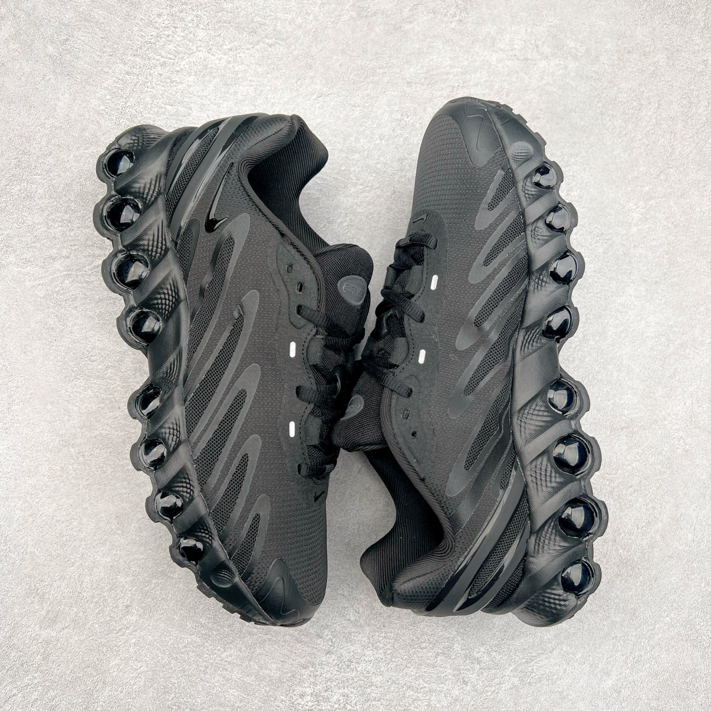 图片[3]-NK Air Max DN8 全掌科技气垫缓震运动跑鞋 FQ7860-008 DN8的核心亮点在于其八腔气垫结构 根据不同部位设定的气压值专为行走设计 提供卓越的舒适感 鞋面的设计让人联想到上世纪90年代末至2000年代初的多款Air Max 中底上系列圆形孔洞引发了热议 不少人将其与竞争品牌的缓震技术进行比较 例如K-SWISS 2010年代初推出的Tubes技 及以多孔鞋底闻名的品牌 尺码：36 36.5 37.5 38 38.5 39 40 40.5 41 42 42.5 43 44 44.5 45-选品中心