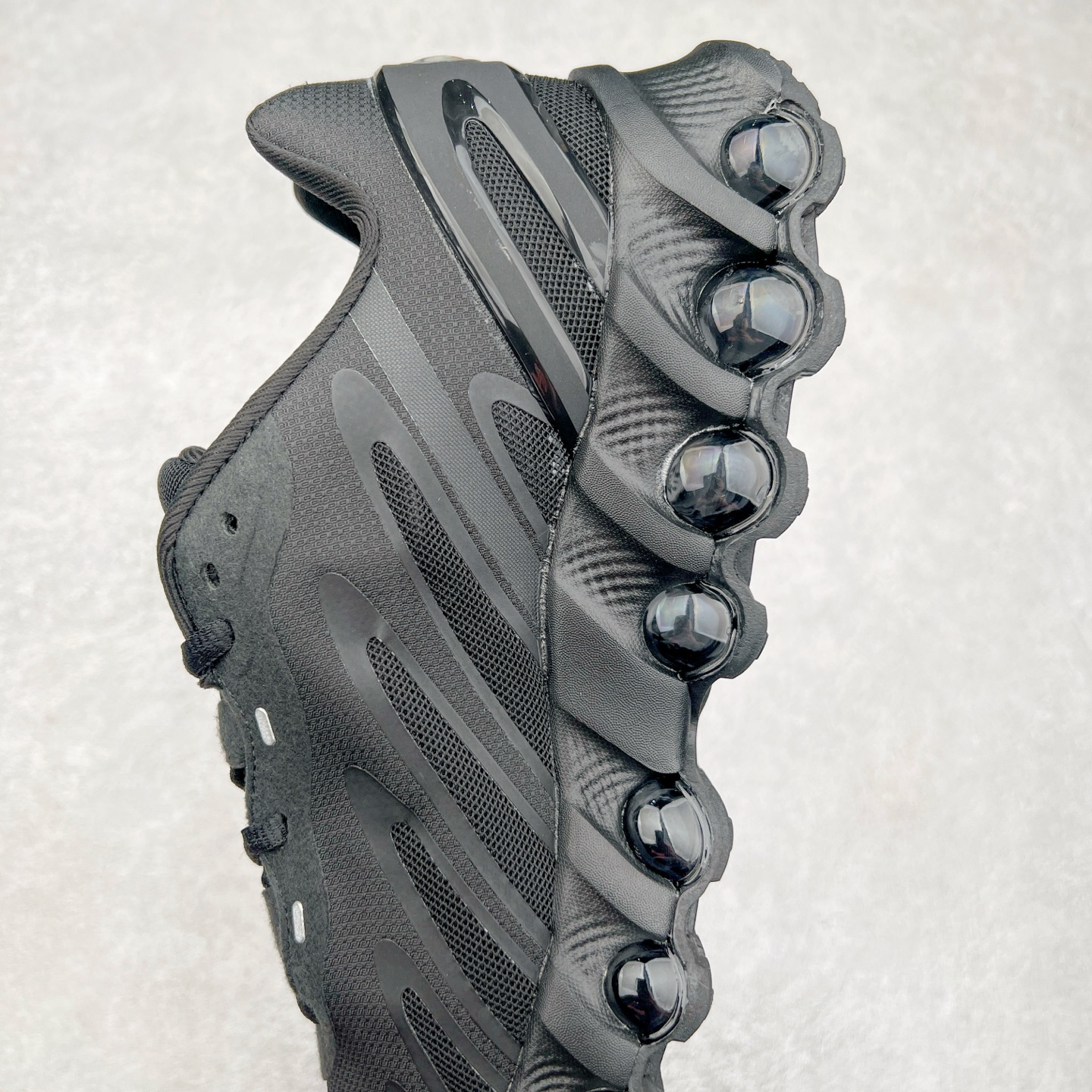 图片[7]-NK Air Max DN8 全掌科技气垫缓震运动跑鞋 FQ7860-008 DN8的核心亮点在于其八腔气垫结构 根据不同部位设定的气压值专为行走设计 提供卓越的舒适感 鞋面的设计让人联想到上世纪90年代末至2000年代初的多款Air Max 中底上系列圆形孔洞引发了热议 不少人将其与竞争品牌的缓震技术进行比较 例如K-SWISS 2010年代初推出的Tubes技 及以多孔鞋底闻名的品牌 尺码：36 36.5 37.5 38 38.5 39 40 40.5 41 42 42.5 43 44 44.5 45-选品中心