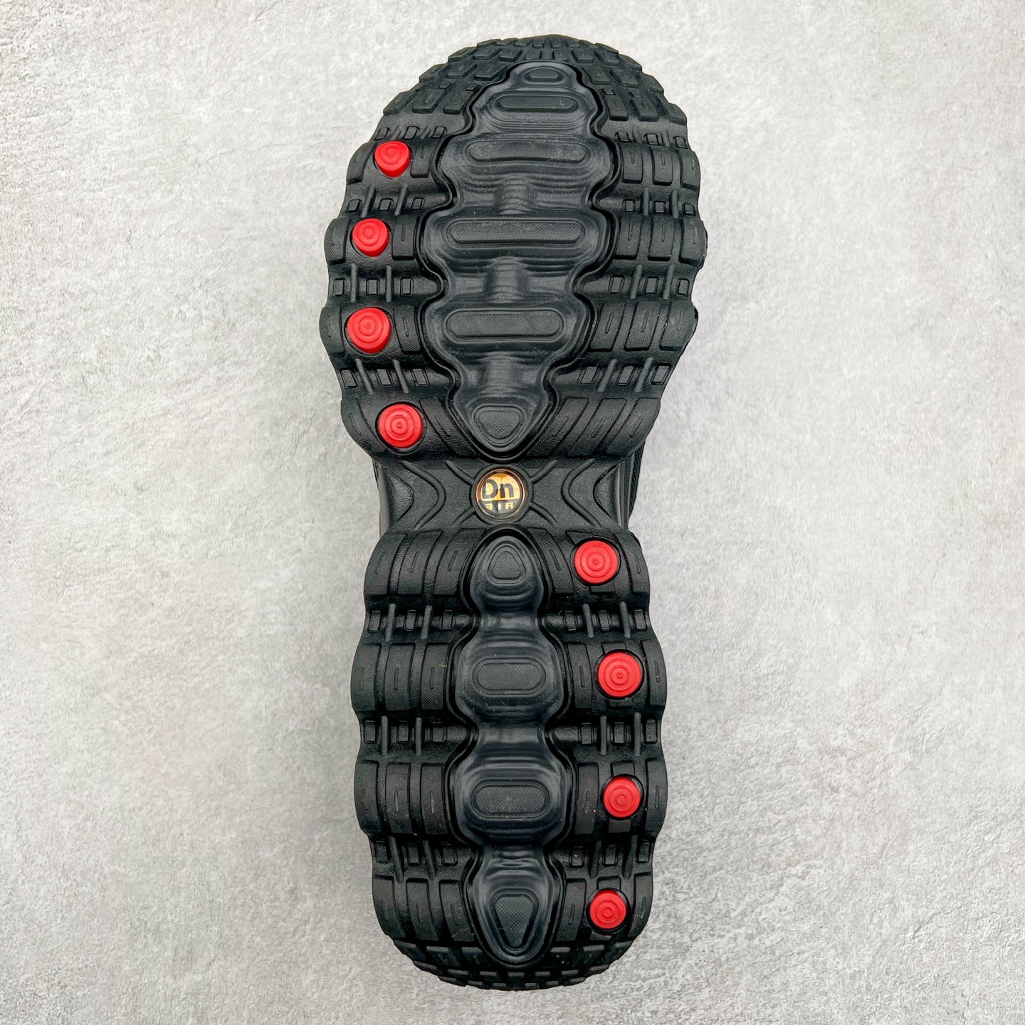 图片[9]-NK Air Max DN8 全掌科技气垫缓震运动跑鞋 FQ7860-008 DN8的核心亮点在于其八腔气垫结构 根据不同部位设定的气压值专为行走设计 提供卓越的舒适感 鞋面的设计让人联想到上世纪90年代末至2000年代初的多款Air Max 中底上系列圆形孔洞引发了热议 不少人将其与竞争品牌的缓震技术进行比较 例如K-SWISS 2010年代初推出的Tubes技 及以多孔鞋底闻名的品牌 尺码：36 36.5 37.5 38 38.5 39 40 40.5 41 42 42.5 43 44 44.5 45-选品中心