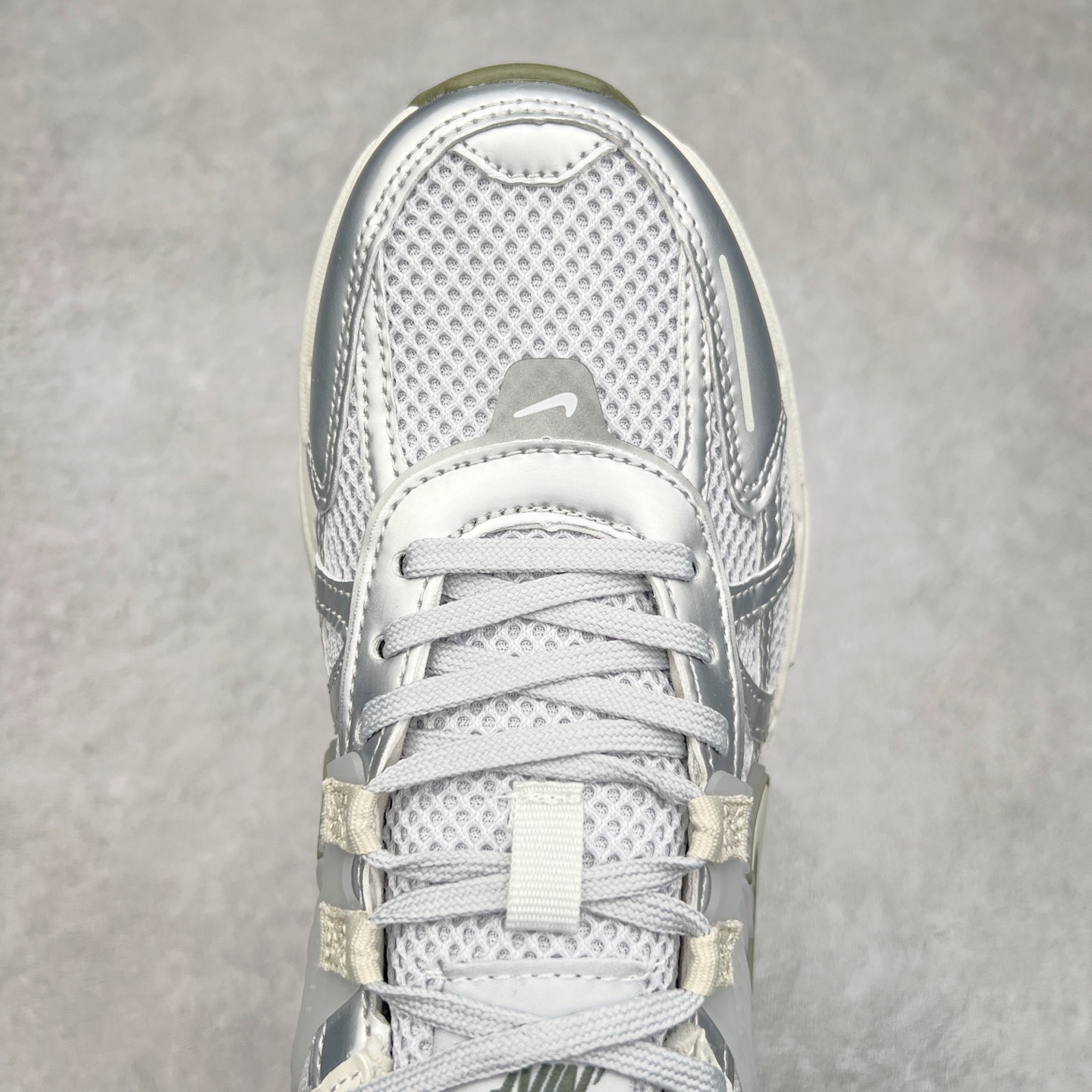 图片[4]-NK V2K Runtekk 减震防滑低帮 复古老爹鞋跑步鞋 FD0736-006 鞋款被命名为 Runtekk 设计上借鉴了 2000 年的跑鞋风格 配色上以金属银为主调 简练又有复古运动气质 材质上使用大面积网眼、皮革、TPU 组成 支撑和透气性肯定不错 中底处由 Cushlon 泡绵打造 保证在压马路时可以提供优秀脚感 并通过一手做旧氧化效果突出复古感 中底造型很容易让大家联想到巴黎世家3XL 增高效果同样不能忽视 尺码：36 36.5 37.5 38 38.5 39 40 40.5 41 42 42.5 43 44 44.5 45-选品中心