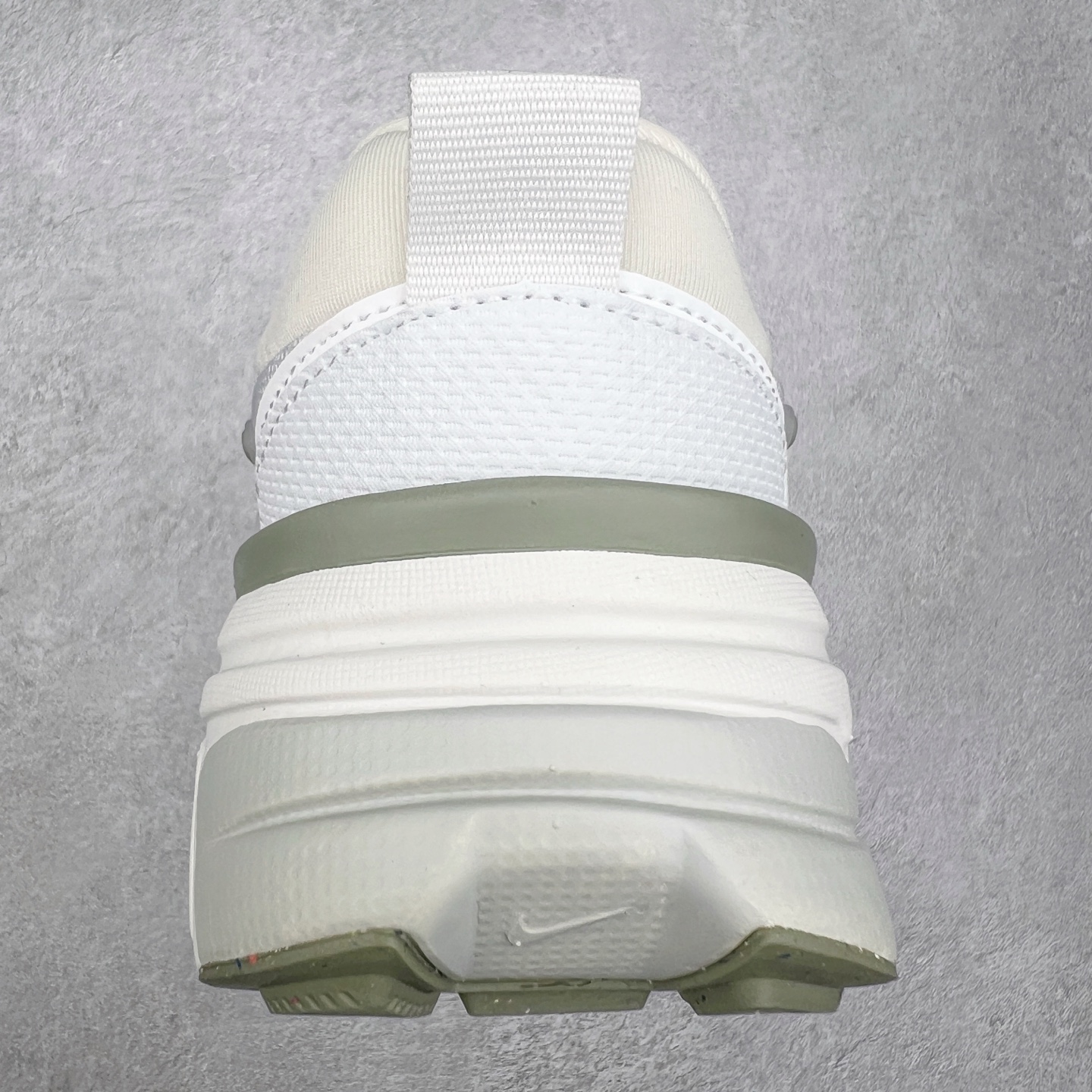 图片[8]-NK V2K Runtekk 减震防滑低帮 复古老爹鞋跑步鞋 FD0736-006 鞋款被命名为 Runtekk 设计上借鉴了 2000 年的跑鞋风格 配色上以金属银为主调 简练又有复古运动气质 材质上使用大面积网眼、皮革、TPU 组成 支撑和透气性肯定不错 中底处由 Cushlon 泡绵打造 保证在压马路时可以提供优秀脚感 并通过一手做旧氧化效果突出复古感 中底造型很容易让大家联想到巴黎世家3XL 增高效果同样不能忽视 尺码：36 36.5 37.5 38 38.5 39 40 40.5 41 42 42.5 43 44 44.5 45-选品中心