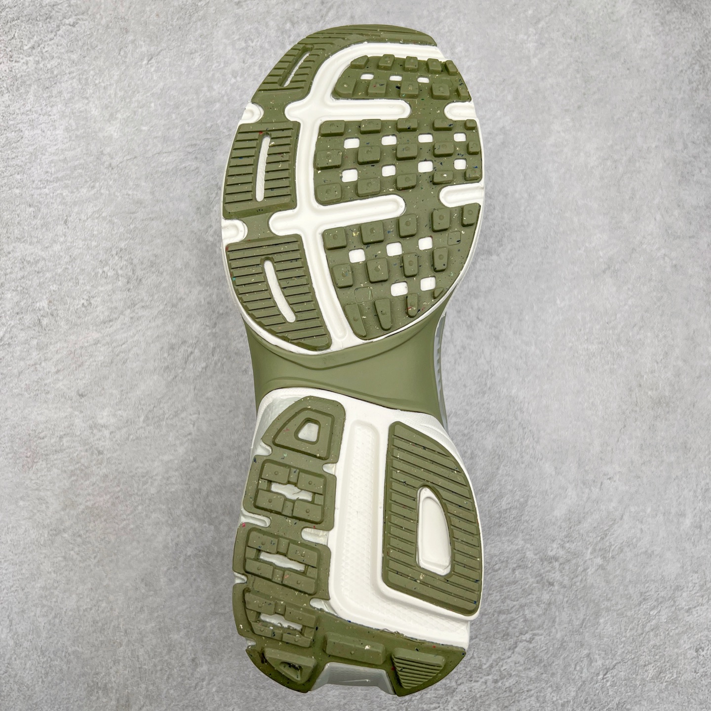 图片[9]-NK V2K Runtekk 减震防滑低帮 复古老爹鞋跑步鞋 FD0736-006 鞋款被命名为 Runtekk 设计上借鉴了 2000 年的跑鞋风格 配色上以金属银为主调 简练又有复古运动气质 材质上使用大面积网眼、皮革、TPU 组成 支撑和透气性肯定不错 中底处由 Cushlon 泡绵打造 保证在压马路时可以提供优秀脚感 并通过一手做旧氧化效果突出复古感 中底造型很容易让大家联想到巴黎世家3XL 增高效果同样不能忽视 尺码：36 36.5 37.5 38 38.5 39 40 40.5 41 42 42.5 43 44 44.5 45-选品中心