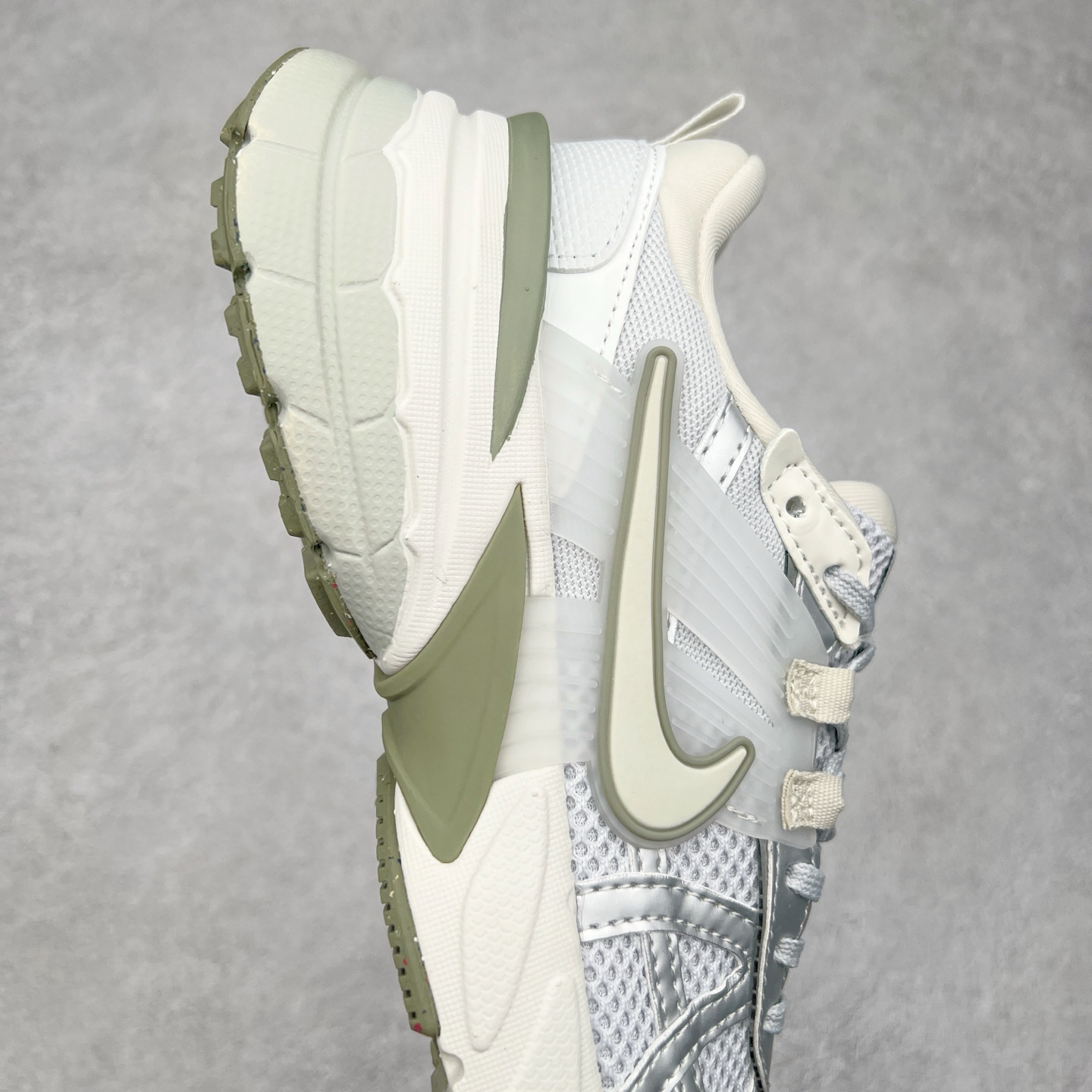 图片[6]-NK V2K Runtekk 减震防滑低帮 复古老爹鞋跑步鞋 FD0736-006 鞋款被命名为 Runtekk 设计上借鉴了 2000 年的跑鞋风格 配色上以金属银为主调 简练又有复古运动气质 材质上使用大面积网眼、皮革、TPU 组成 支撑和透气性肯定不错 中底处由 Cushlon 泡绵打造 保证在压马路时可以提供优秀脚感 并通过一手做旧氧化效果突出复古感 中底造型很容易让大家联想到巴黎世家3XL 增高效果同样不能忽视 尺码：36 36.5 37.5 38 38.5 39 40 40.5 41 42 42.5 43 44 44.5 45-选品中心