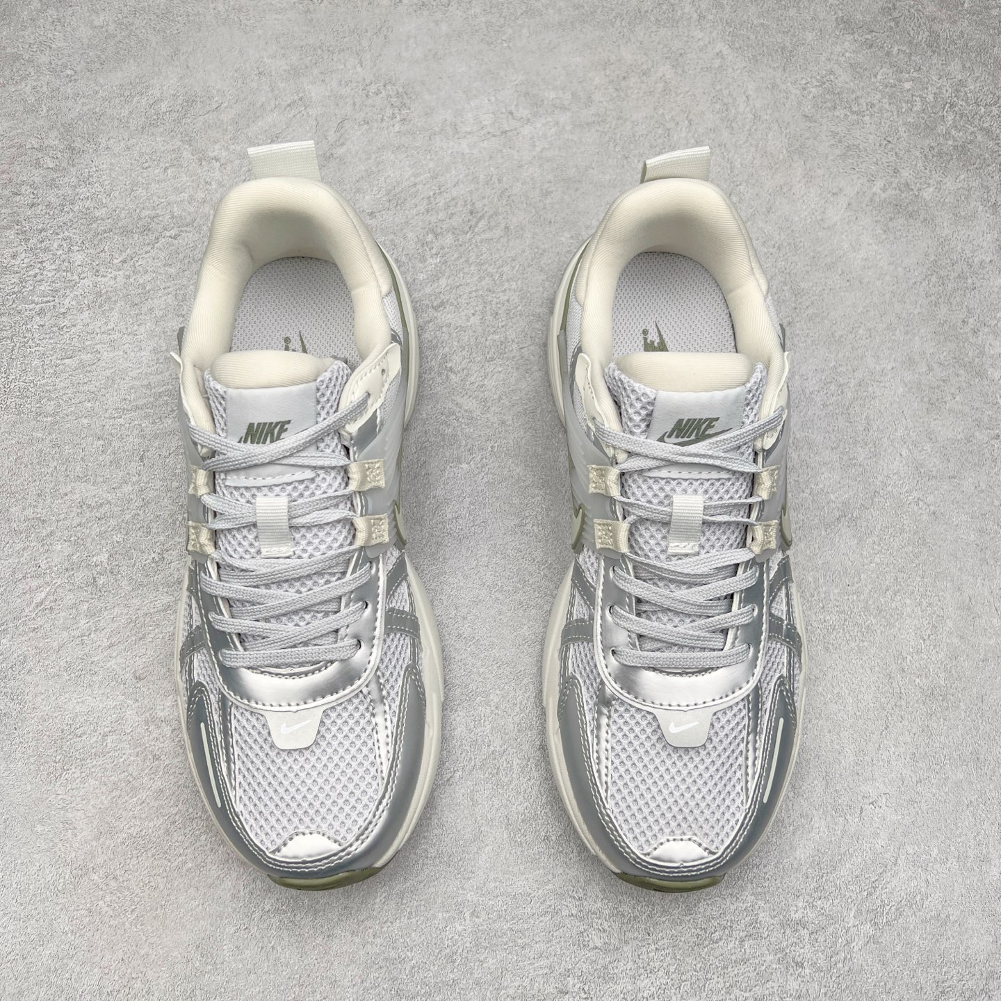 图片[2]-NK V2K Runtekk 减震防滑低帮 复古老爹鞋跑步鞋 FD0736-006 鞋款被命名为 Runtekk 设计上借鉴了 2000 年的跑鞋风格 配色上以金属银为主调 简练又有复古运动气质 材质上使用大面积网眼、皮革、TPU 组成 支撑和透气性肯定不错 中底处由 Cushlon 泡绵打造 保证在压马路时可以提供优秀脚感 并通过一手做旧氧化效果突出复古感 中底造型很容易让大家联想到巴黎世家3XL 增高效果同样不能忽视 尺码：36 36.5 37.5 38 38.5 39 40 40.5 41 42 42.5 43 44 44.5 45-选品中心