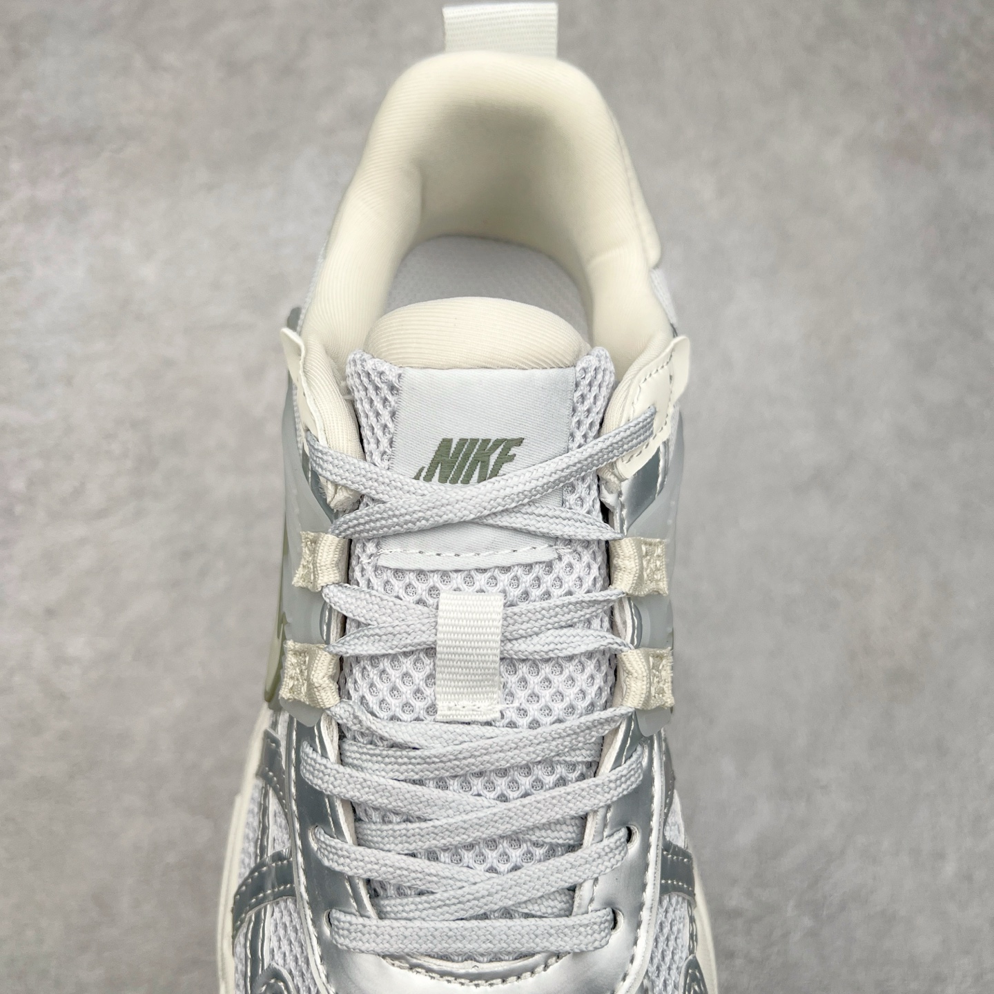 图片[5]-NK V2K Runtekk 减震防滑低帮 复古老爹鞋跑步鞋 FD0736-006 鞋款被命名为 Runtekk 设计上借鉴了 2000 年的跑鞋风格 配色上以金属银为主调 简练又有复古运动气质 材质上使用大面积网眼、皮革、TPU 组成 支撑和透气性肯定不错 中底处由 Cushlon 泡绵打造 保证在压马路时可以提供优秀脚感 并通过一手做旧氧化效果突出复古感 中底造型很容易让大家联想到巴黎世家3XL 增高效果同样不能忽视 尺码：36 36.5 37.5 38 38.5 39 40 40.5 41 42 42.5 43 44 44.5 45-选品中心