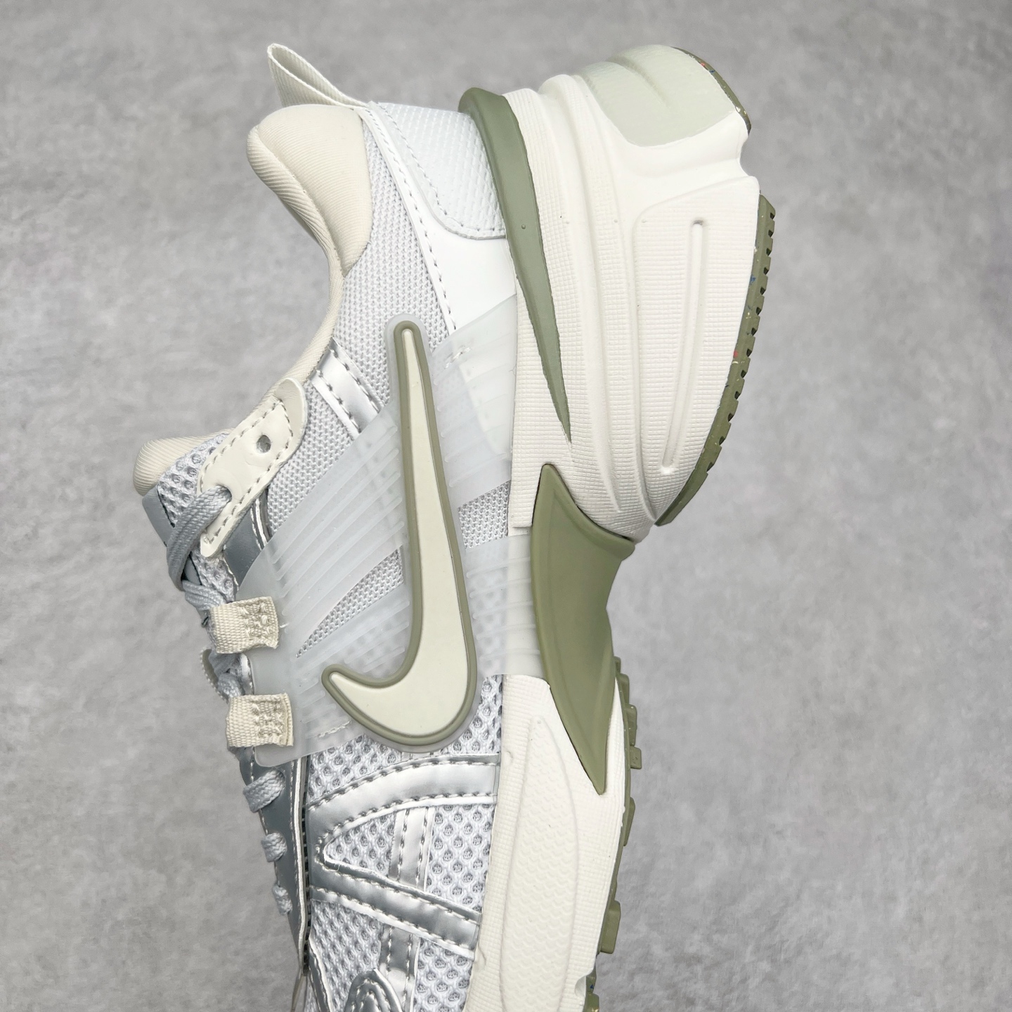 图片[7]-NK V2K Runtekk 减震防滑低帮 复古老爹鞋跑步鞋 FD0736-006 鞋款被命名为 Runtekk 设计上借鉴了 2000 年的跑鞋风格 配色上以金属银为主调 简练又有复古运动气质 材质上使用大面积网眼、皮革、TPU 组成 支撑和透气性肯定不错 中底处由 Cushlon 泡绵打造 保证在压马路时可以提供优秀脚感 并通过一手做旧氧化效果突出复古感 中底造型很容易让大家联想到巴黎世家3XL 增高效果同样不能忽视 尺码：36 36.5 37.5 38 38.5 39 40 40.5 41 42 42.5 43 44 44.5 45-选品中心