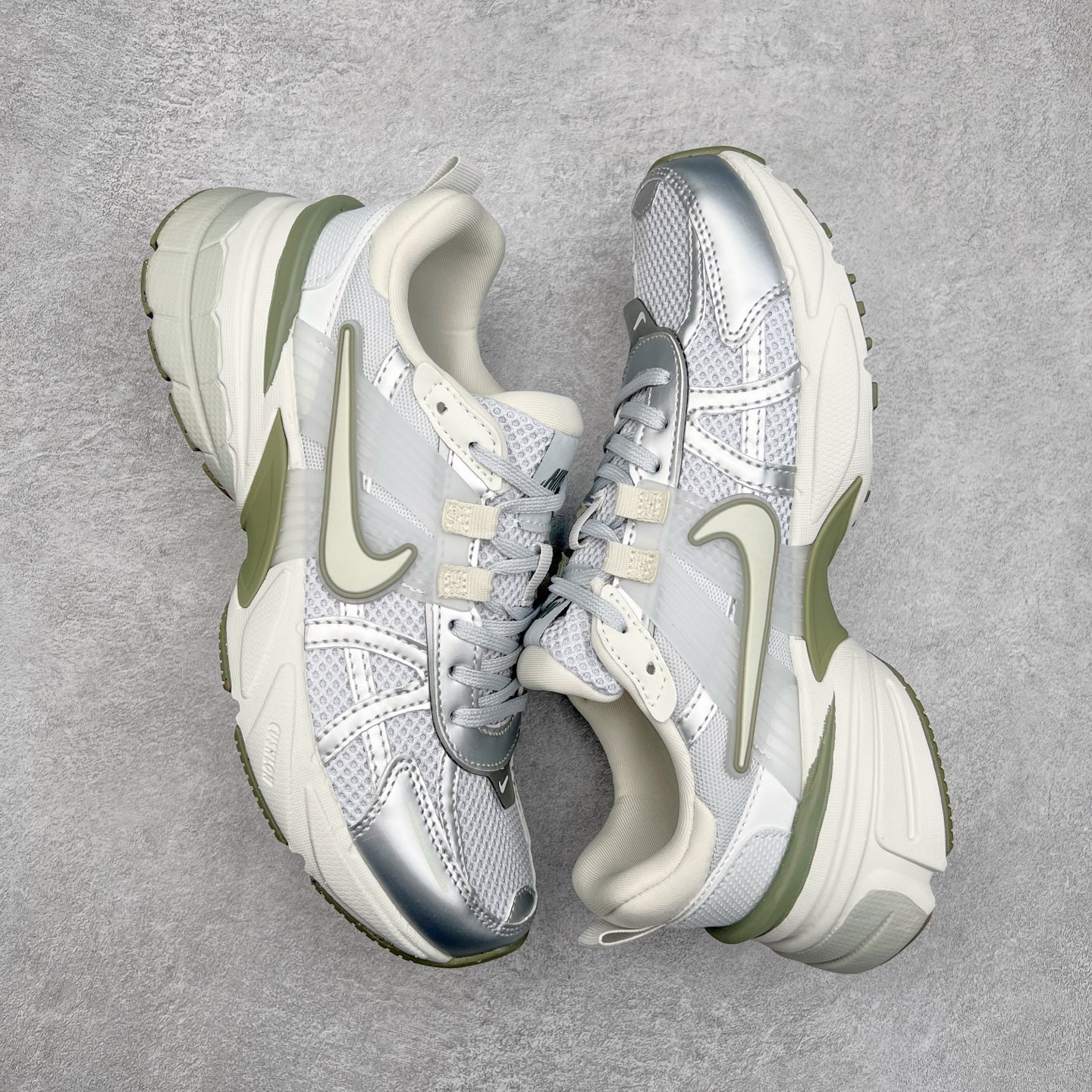 图片[3]-NK V2K Runtekk 减震防滑低帮 复古老爹鞋跑步鞋 FD0736-006 鞋款被命名为 Runtekk 设计上借鉴了 2000 年的跑鞋风格 配色上以金属银为主调 简练又有复古运动气质 材质上使用大面积网眼、皮革、TPU 组成 支撑和透气性肯定不错 中底处由 Cushlon 泡绵打造 保证在压马路时可以提供优秀脚感 并通过一手做旧氧化效果突出复古感 中底造型很容易让大家联想到巴黎世家3XL 增高效果同样不能忽视 尺码：36 36.5 37.5 38 38.5 39 40 40.5 41 42 42.5 43 44 44.5 45-选品中心