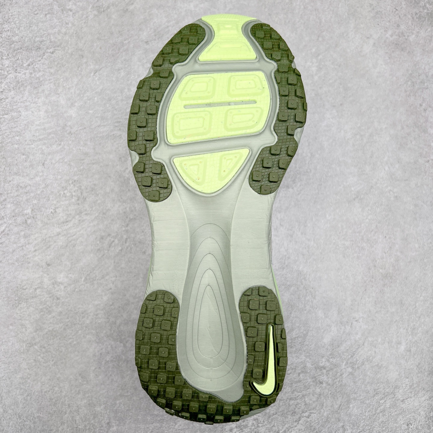 图片[9]-NK Air Zoom Vomero 18 轻便舒适公路跑步鞋 HM6803-002 质感柔软 弹力充沛 助力一路畅跑 乐享不停 厚实泡绵缔造舒适的回弹效果 铸就出色跑步表现 该鞋款轻盈透气 带你步入舒适新境界 疾速刺激感和非凡舒适脚感交织 定能让跑者在迈步间找到渴望已久的跑步乐趣 自如掌控跑步节奏、配速和里程 足底缓震配置赋予双足柔软舒适感受 助你一路畅跑 缓震设计 在双足触地时有助提供舒适脚感 搭载性能出众的 ZoomX 和 Cushlon 泡绵 营造柔软舒适脚感 助你稳稳迈步 基于跑者反馈 简化中底设计 带来出色舒适感 尺码：36 36.5 37.5 38 38.5 39 40 40.5 41 42 42.5 43 44 44.5 45-选品中心