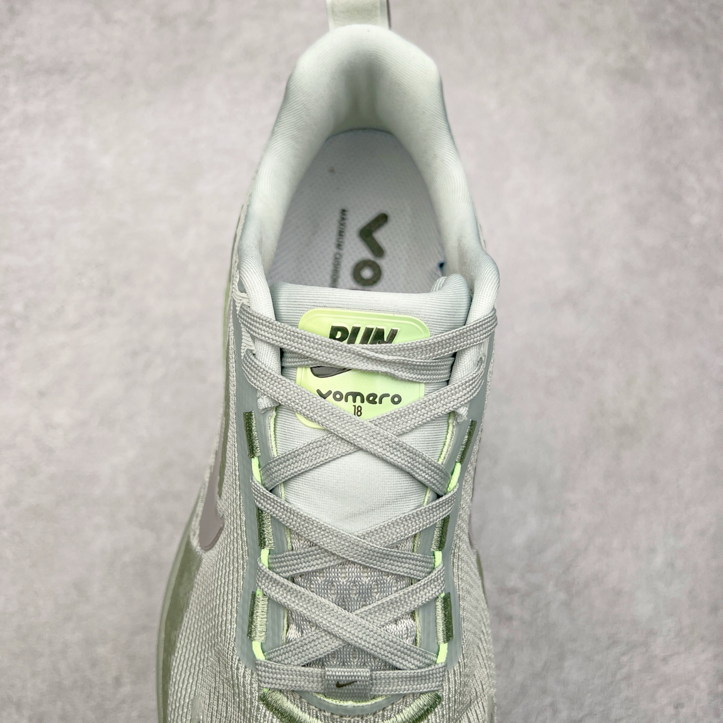 图片[5]-NK Air Zoom Vomero 18 轻便舒适公路跑步鞋 HM6803-002 质感柔软 弹力充沛 助力一路畅跑 乐享不停 厚实泡绵缔造舒适的回弹效果 铸就出色跑步表现 该鞋款轻盈透气 带你步入舒适新境界 疾速刺激感和非凡舒适脚感交织 定能让跑者在迈步间找到渴望已久的跑步乐趣 自如掌控跑步节奏、配速和里程 足底缓震配置赋予双足柔软舒适感受 助你一路畅跑 缓震设计 在双足触地时有助提供舒适脚感 搭载性能出众的 ZoomX 和 Cushlon 泡绵 营造柔软舒适脚感 助你稳稳迈步 基于跑者反馈 简化中底设计 带来出色舒适感 尺码：36 36.5 37.5 38 38.5 39 40 40.5 41 42 42.5 43 44 44.5 45-选品中心