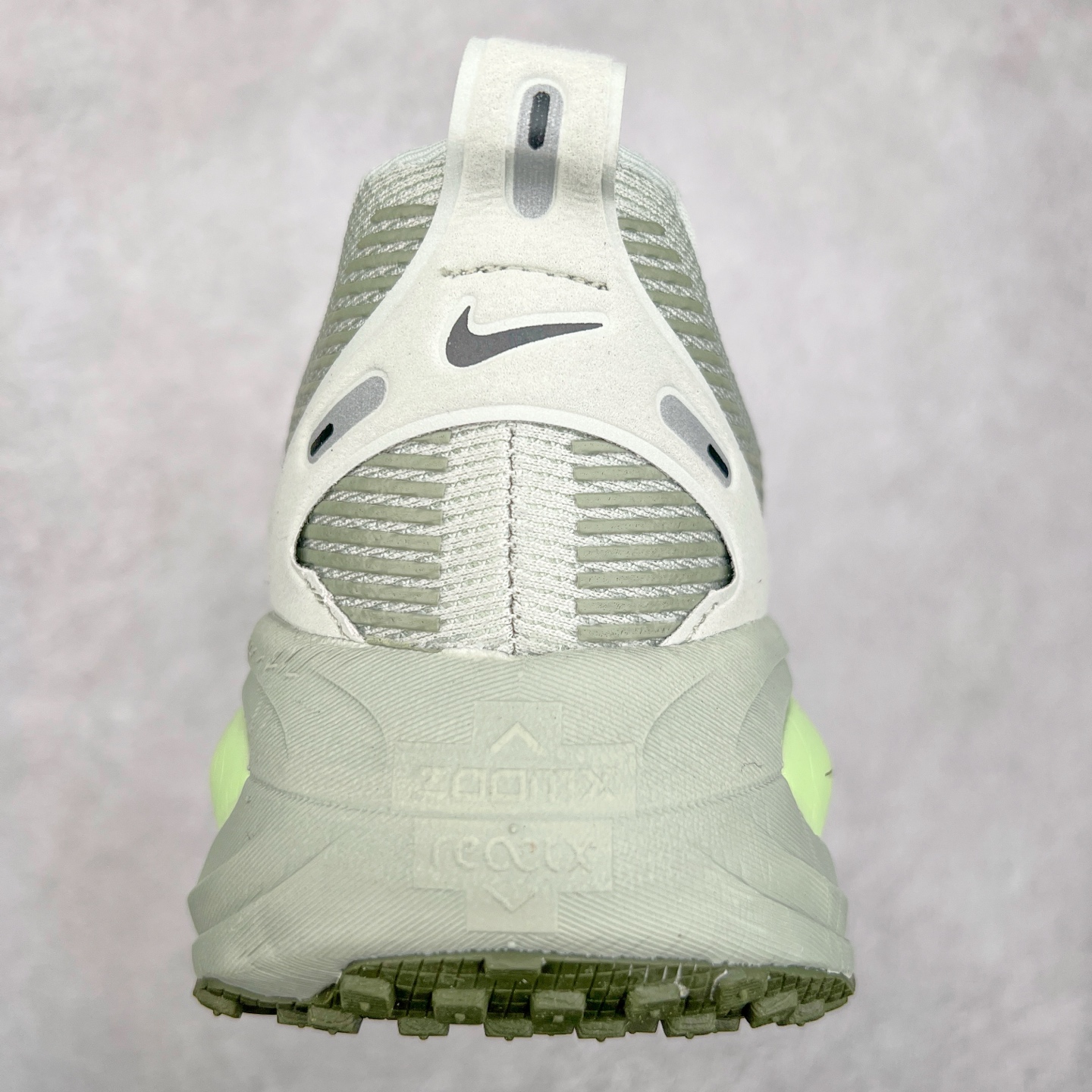 图片[8]-NK Air Zoom Vomero 18 轻便舒适公路跑步鞋 HM6803-002 质感柔软 弹力充沛 助力一路畅跑 乐享不停 厚实泡绵缔造舒适的回弹效果 铸就出色跑步表现 该鞋款轻盈透气 带你步入舒适新境界 疾速刺激感和非凡舒适脚感交织 定能让跑者在迈步间找到渴望已久的跑步乐趣 自如掌控跑步节奏、配速和里程 足底缓震配置赋予双足柔软舒适感受 助你一路畅跑 缓震设计 在双足触地时有助提供舒适脚感 搭载性能出众的 ZoomX 和 Cushlon 泡绵 营造柔软舒适脚感 助你稳稳迈步 基于跑者反馈 简化中底设计 带来出色舒适感 尺码：36 36.5 37.5 38 38.5 39 40 40.5 41 42 42.5 43 44 44.5 45-选品中心