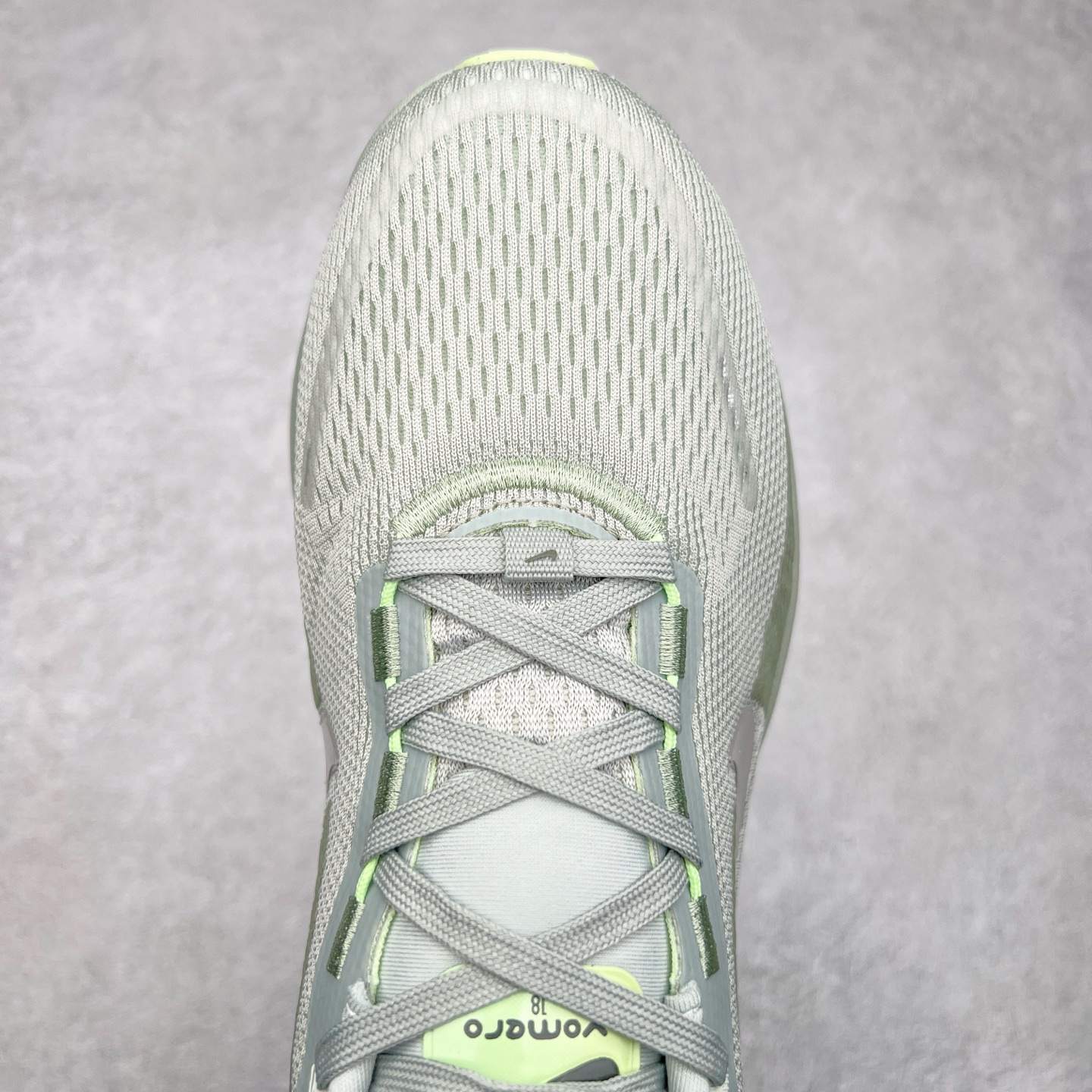 图片[4]-NK Air Zoom Vomero 18 轻便舒适公路跑步鞋 HM6803-002 质感柔软 弹力充沛 助力一路畅跑 乐享不停 厚实泡绵缔造舒适的回弹效果 铸就出色跑步表现 该鞋款轻盈透气 带你步入舒适新境界 疾速刺激感和非凡舒适脚感交织 定能让跑者在迈步间找到渴望已久的跑步乐趣 自如掌控跑步节奏、配速和里程 足底缓震配置赋予双足柔软舒适感受 助你一路畅跑 缓震设计 在双足触地时有助提供舒适脚感 搭载性能出众的 ZoomX 和 Cushlon 泡绵 营造柔软舒适脚感 助你稳稳迈步 基于跑者反馈 简化中底设计 带来出色舒适感 尺码：36 36.5 37.5 38 38.5 39 40 40.5 41 42 42.5 43 44 44.5 45-选品中心