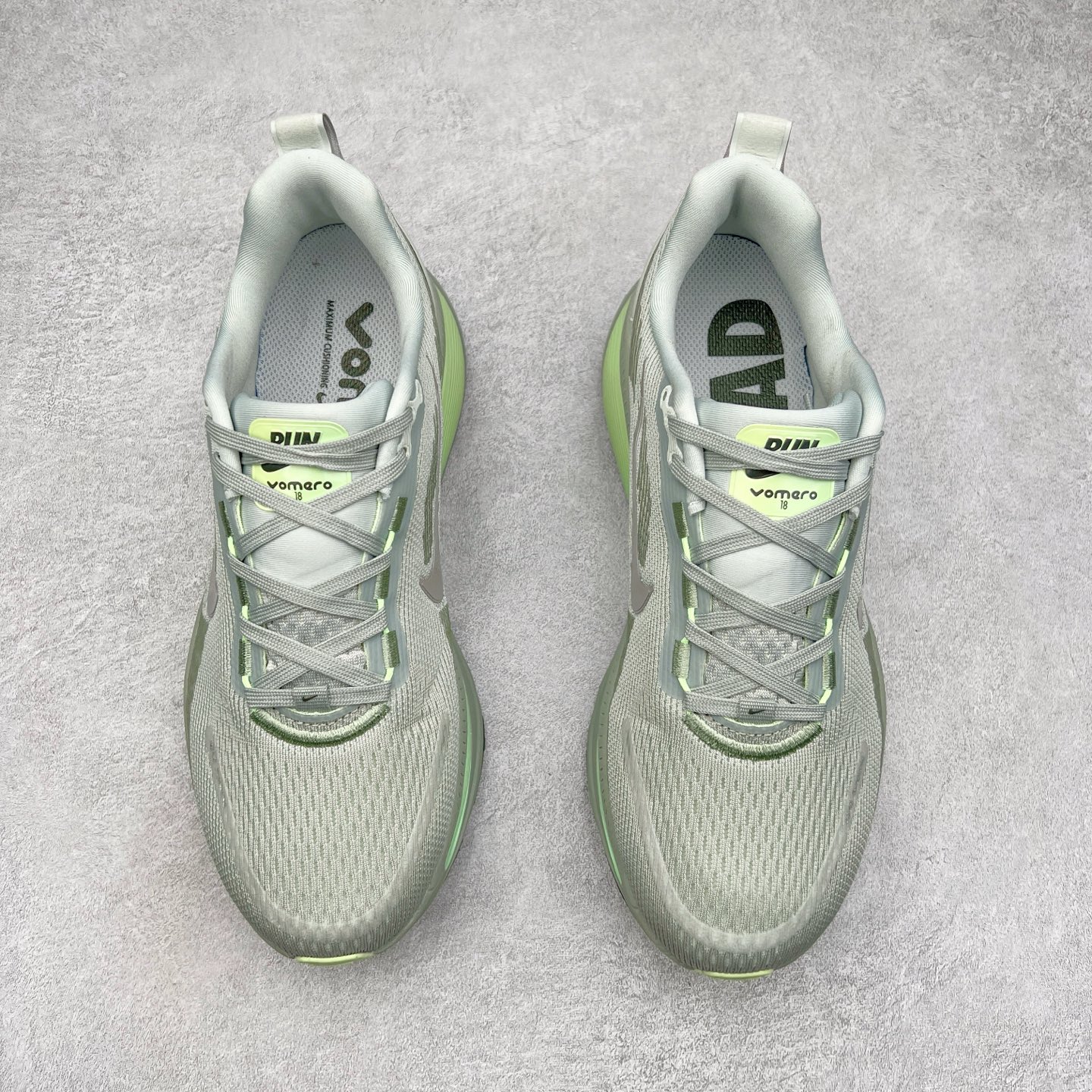 图片[2]-NK Air Zoom Vomero 18 轻便舒适公路跑步鞋 HM6803-002 质感柔软 弹力充沛 助力一路畅跑 乐享不停 厚实泡绵缔造舒适的回弹效果 铸就出色跑步表现 该鞋款轻盈透气 带你步入舒适新境界 疾速刺激感和非凡舒适脚感交织 定能让跑者在迈步间找到渴望已久的跑步乐趣 自如掌控跑步节奏、配速和里程 足底缓震配置赋予双足柔软舒适感受 助你一路畅跑 缓震设计 在双足触地时有助提供舒适脚感 搭载性能出众的 ZoomX 和 Cushlon 泡绵 营造柔软舒适脚感 助你稳稳迈步 基于跑者反馈 简化中底设计 带来出色舒适感 尺码：36 36.5 37.5 38 38.5 39 40 40.5 41 42 42.5 43 44 44.5 45-选品中心