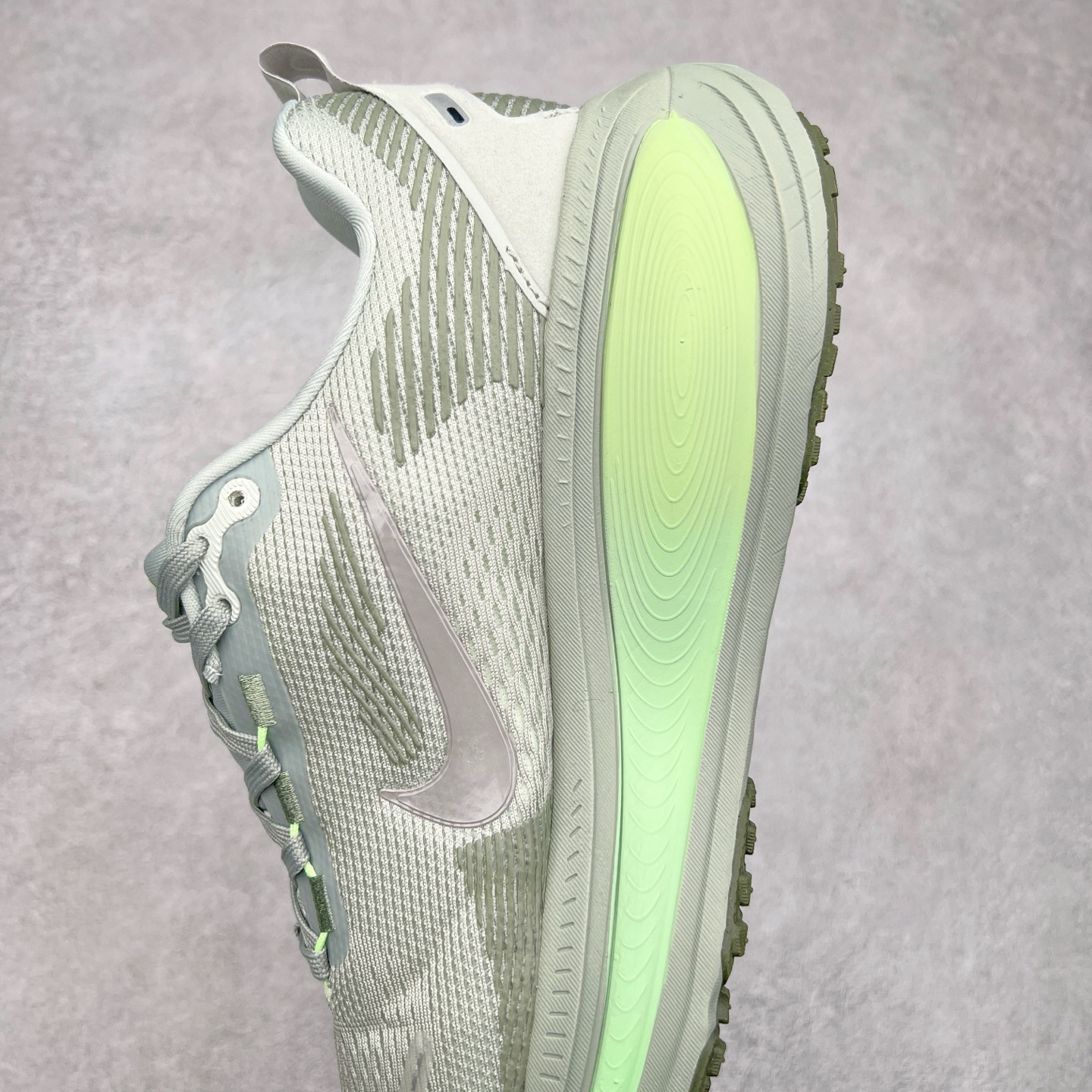 图片[7]-NK Air Zoom Vomero 18 轻便舒适公路跑步鞋 HM6803-002 质感柔软 弹力充沛 助力一路畅跑 乐享不停 厚实泡绵缔造舒适的回弹效果 铸就出色跑步表现 该鞋款轻盈透气 带你步入舒适新境界 疾速刺激感和非凡舒适脚感交织 定能让跑者在迈步间找到渴望已久的跑步乐趣 自如掌控跑步节奏、配速和里程 足底缓震配置赋予双足柔软舒适感受 助你一路畅跑 缓震设计 在双足触地时有助提供舒适脚感 搭载性能出众的 ZoomX 和 Cushlon 泡绵 营造柔软舒适脚感 助你稳稳迈步 基于跑者反馈 简化中底设计 带来出色舒适感 尺码：36 36.5 37.5 38 38.5 39 40 40.5 41 42 42.5 43 44 44.5 45-选品中心