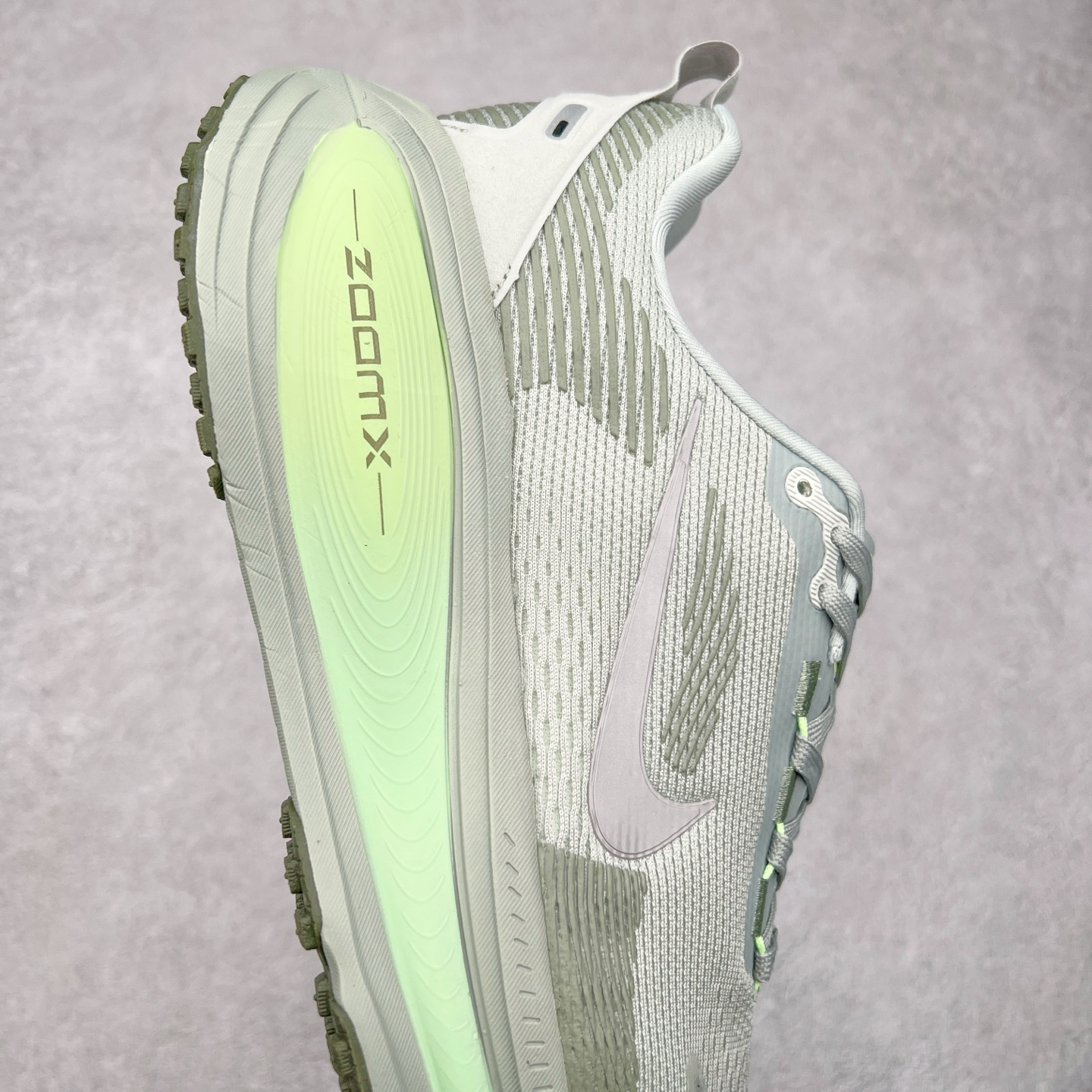 图片[6]-NK Air Zoom Vomero 18 轻便舒适公路跑步鞋 HM6803-002 质感柔软 弹力充沛 助力一路畅跑 乐享不停 厚实泡绵缔造舒适的回弹效果 铸就出色跑步表现 该鞋款轻盈透气 带你步入舒适新境界 疾速刺激感和非凡舒适脚感交织 定能让跑者在迈步间找到渴望已久的跑步乐趣 自如掌控跑步节奏、配速和里程 足底缓震配置赋予双足柔软舒适感受 助你一路畅跑 缓震设计 在双足触地时有助提供舒适脚感 搭载性能出众的 ZoomX 和 Cushlon 泡绵 营造柔软舒适脚感 助你稳稳迈步 基于跑者反馈 简化中底设计 带来出色舒适感 尺码：36 36.5 37.5 38 38.5 39 40 40.5 41 42 42.5 43 44 44.5 45-选品中心