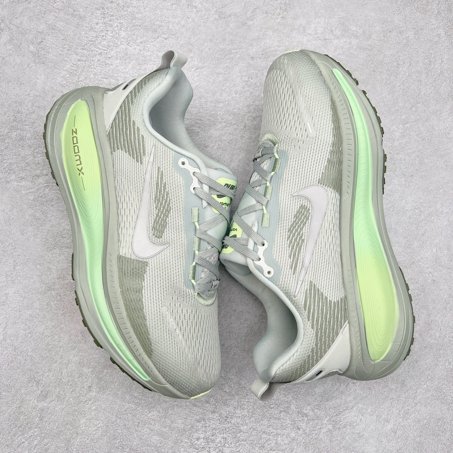 图片[3]-NK Air Zoom Vomero 18 轻便舒适公路跑步鞋 HM6803-002 质感柔软 弹力充沛 助力一路畅跑 乐享不停 厚实泡绵缔造舒适的回弹效果 铸就出色跑步表现 该鞋款轻盈透气 带你步入舒适新境界 疾速刺激感和非凡舒适脚感交织 定能让跑者在迈步间找到渴望已久的跑步乐趣 自如掌控跑步节奏、配速和里程 足底缓震配置赋予双足柔软舒适感受 助你一路畅跑 缓震设计 在双足触地时有助提供舒适脚感 搭载性能出众的 ZoomX 和 Cushlon 泡绵 营造柔软舒适脚感 助你稳稳迈步 基于跑者反馈 简化中底设计 带来出色舒适感 尺码：36 36.5 37.5 38 38.5 39 40 40.5 41 42 42.5 43 44 44.5 45-选品中心