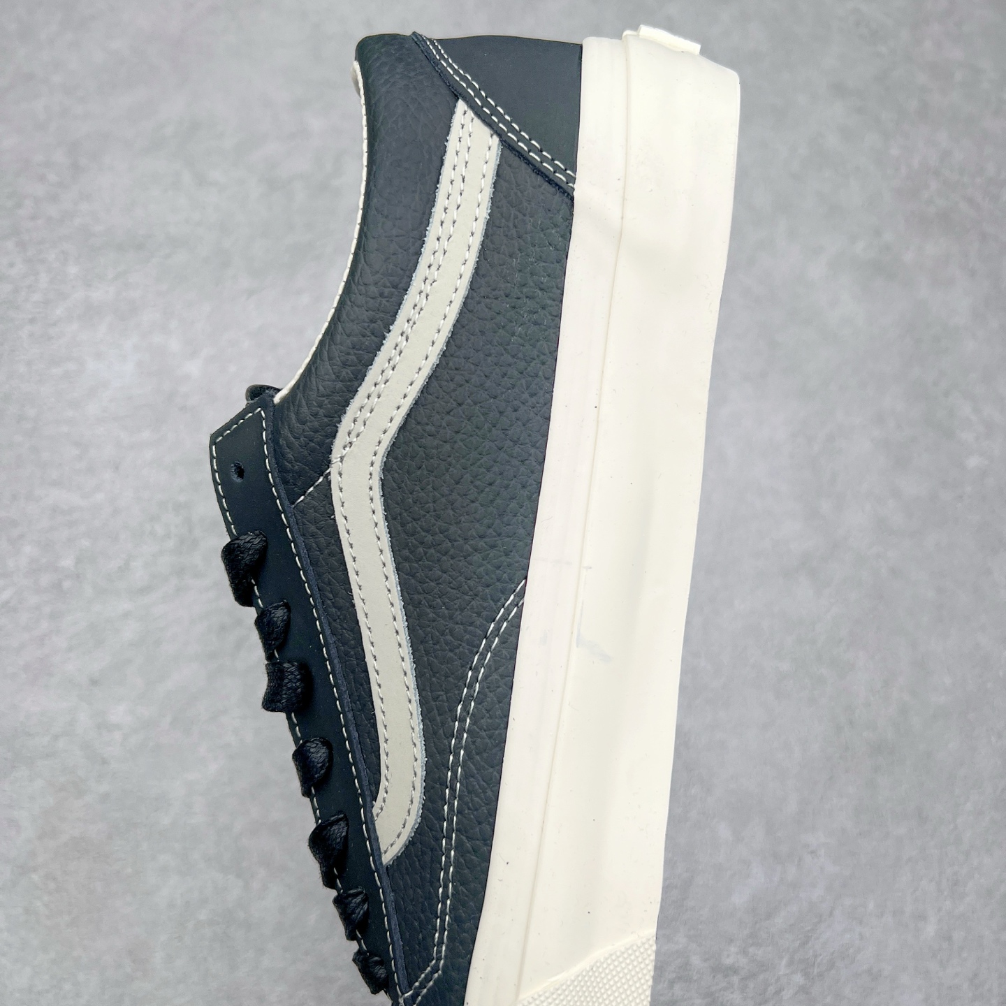 图片[7]-Vans Premium Old Skool 36 范斯官方 高端全皮质复古板鞋 经典Style 36 鞋型增强复古属性 从鞋型和贴合度方面重塑鞋款 全皮压纹材质质感拉满 缓震活动鞋垫使脚感更舒适 易搭配难出错 货号：VN000D57BLK1 尺码：36 36.5 37 38 38.5 39 40 40.5 41 42 42.5 43 44-选品中心