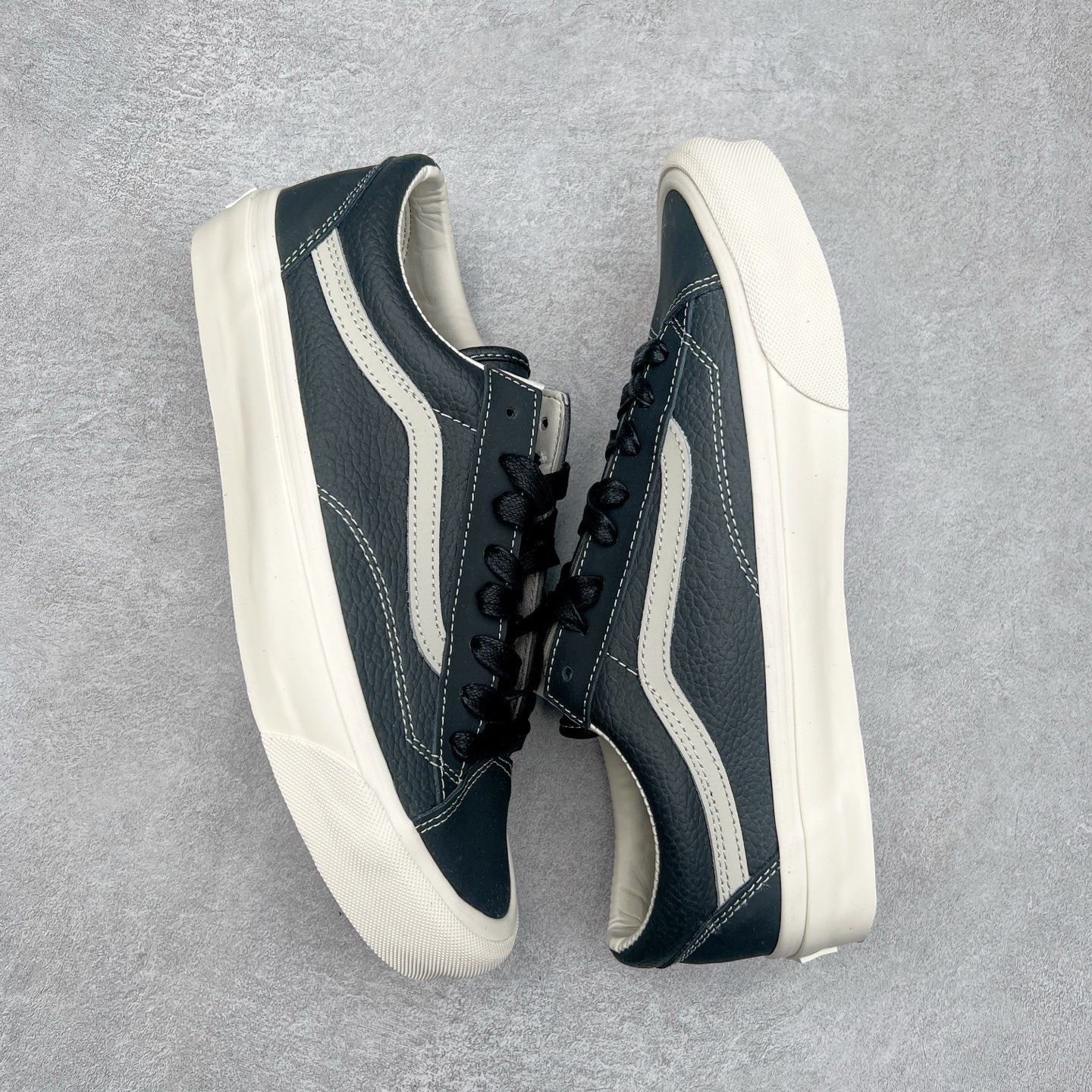 图片[3]-Vans Premium Old Skool 36 范斯官方 高端全皮质复古板鞋 经典Style 36 鞋型增强复古属性 从鞋型和贴合度方面重塑鞋款 全皮压纹材质质感拉满 缓震活动鞋垫使脚感更舒适 易搭配难出错 货号：VN000D57BLK1 尺码：36 36.5 37 38 38.5 39 40 40.5 41 42 42.5 43 44-选品中心