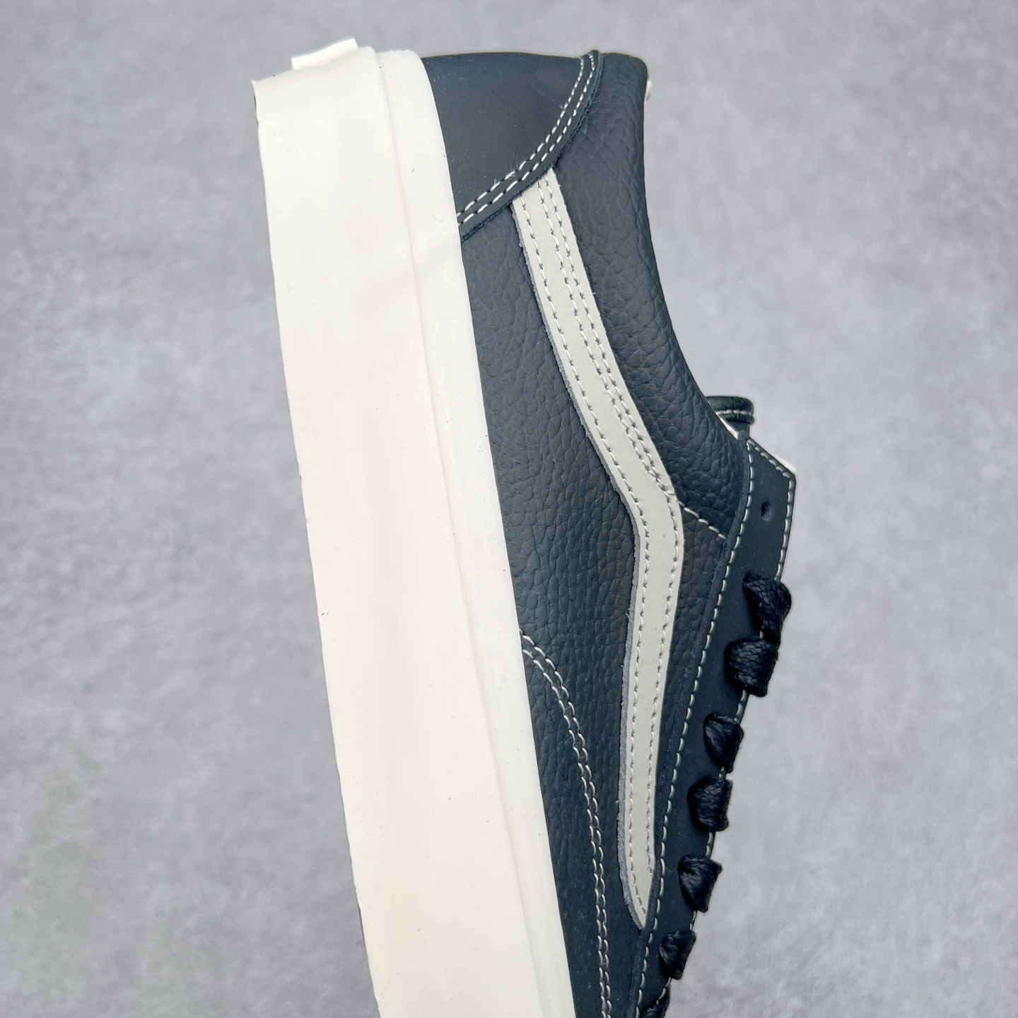 图片[6]-Vans Premium Old Skool 36 范斯官方 高端全皮质复古板鞋 经典Style 36 鞋型增强复古属性 从鞋型和贴合度方面重塑鞋款 全皮压纹材质质感拉满 缓震活动鞋垫使脚感更舒适 易搭配难出错 货号：VN000D57BLK1 尺码：36 36.5 37 38 38.5 39 40 40.5 41 42 42.5 43 44-选品中心