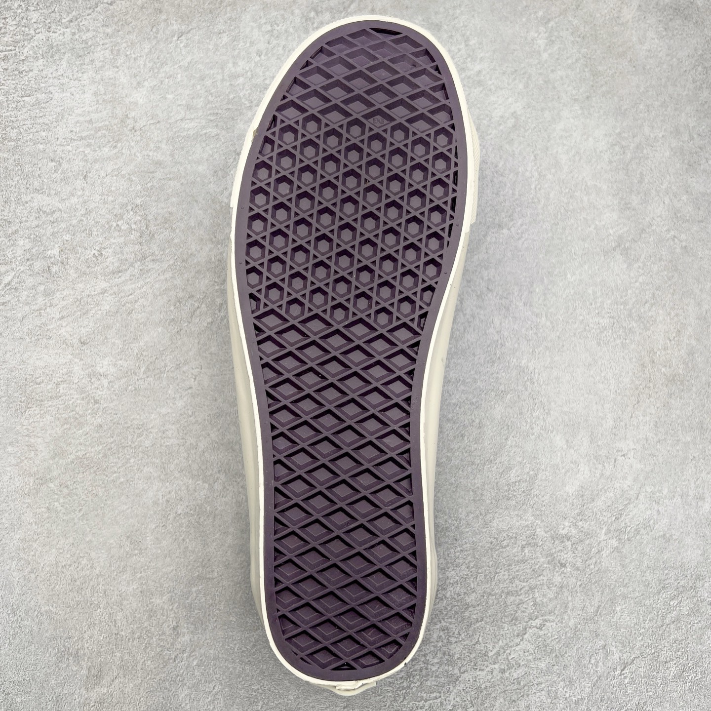 图片[9]-Vans Premium Old Skool 36 范斯官方 高端全皮质复古板鞋 经典Style 36 鞋型增强复古属性 从鞋型和贴合度方面重塑鞋款 全皮压纹材质质感拉满 缓震活动鞋垫使脚感更舒适 易搭配难出错 货号：VN000D57BLK1 尺码：36 36.5 37 38 38.5 39 40 40.5 41 42 42.5 43 44-选品中心