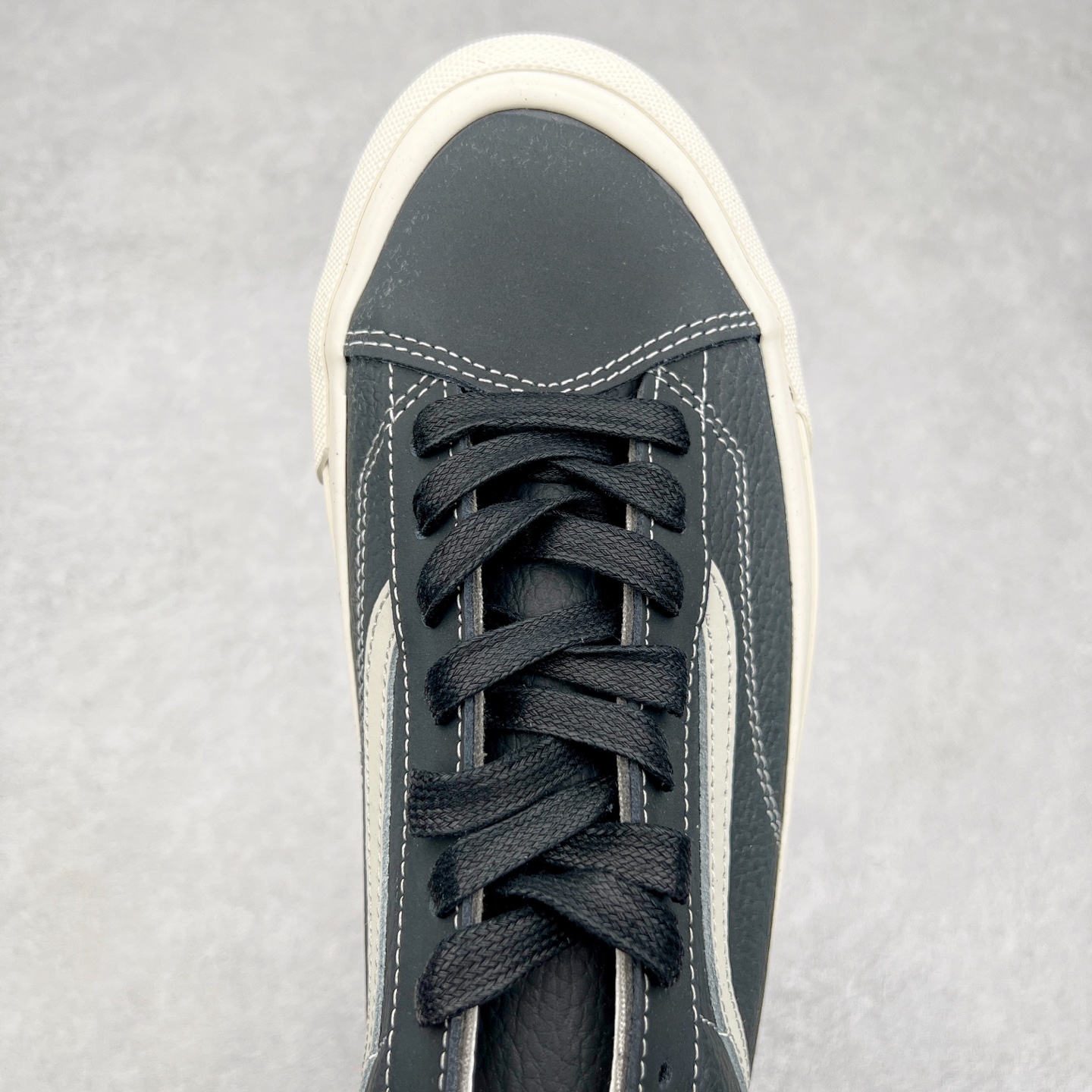 图片[4]-Vans Premium Old Skool 36 范斯官方 高端全皮质复古板鞋 经典Style 36 鞋型增强复古属性 从鞋型和贴合度方面重塑鞋款 全皮压纹材质质感拉满 缓震活动鞋垫使脚感更舒适 易搭配难出错 货号：VN000D57BLK1 尺码：36 36.5 37 38 38.5 39 40 40.5 41 42 42.5 43 44-选品中心