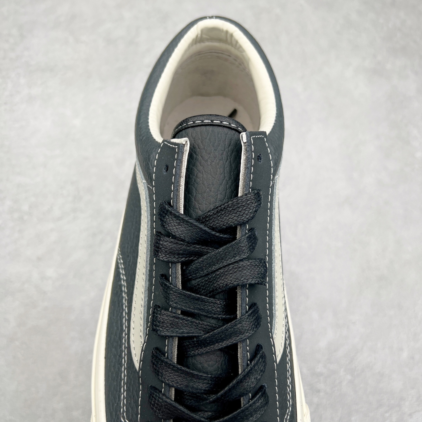 图片[5]-Vans Premium Old Skool 36 范斯官方 高端全皮质复古板鞋 经典Style 36 鞋型增强复古属性 从鞋型和贴合度方面重塑鞋款 全皮压纹材质质感拉满 缓震活动鞋垫使脚感更舒适 易搭配难出错 货号：VN000D57BLK1 尺码：36 36.5 37 38 38.5 39 40 40.5 41 42 42.5 43 44-选品中心