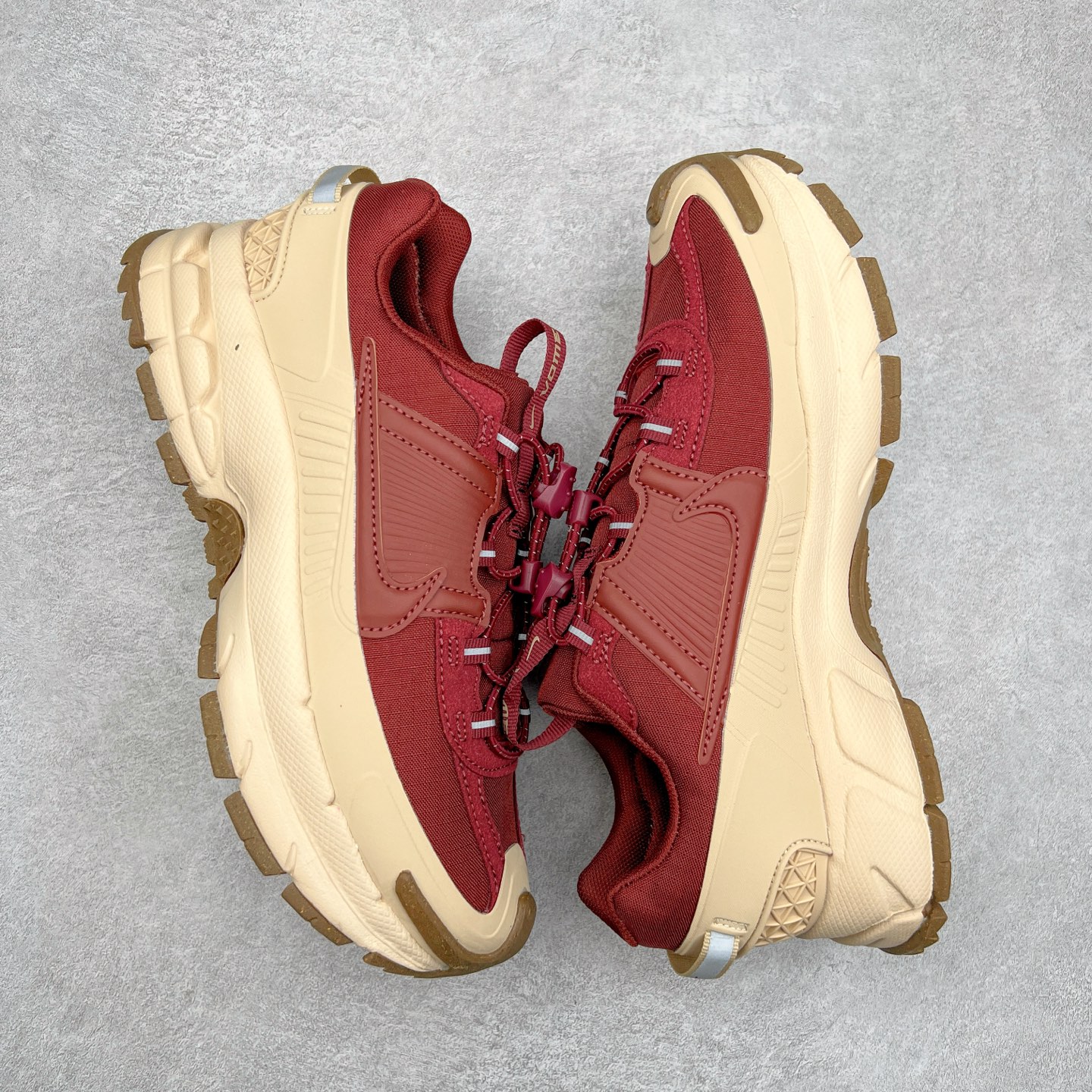 图片[3]-NK Zoom Vomero 5 Roam 佛莫罗5代徒步版系列经典复古增高厚底休闲运动慢跑鞋 HQ2181-700 Vomero Roam「漫游鞋」舒适性典范 工学拒水鞋面+ Air Zoom缓震配置无惧雨水 不受天气左右 助你灵活迈步 再加上厚实衬里和橡胶挡泥片 有效御寒不厚重 雨天照样利落出街 中性色调搭配简洁织物 打造百搭属性低调出街or高调亮相 都看你的男女同款不同色 轻松get多元风格 尺码：36 36.5 37.5 38 38.5 39 40 40.5 41 42 42.5 43 44 44.5 45-选品中心