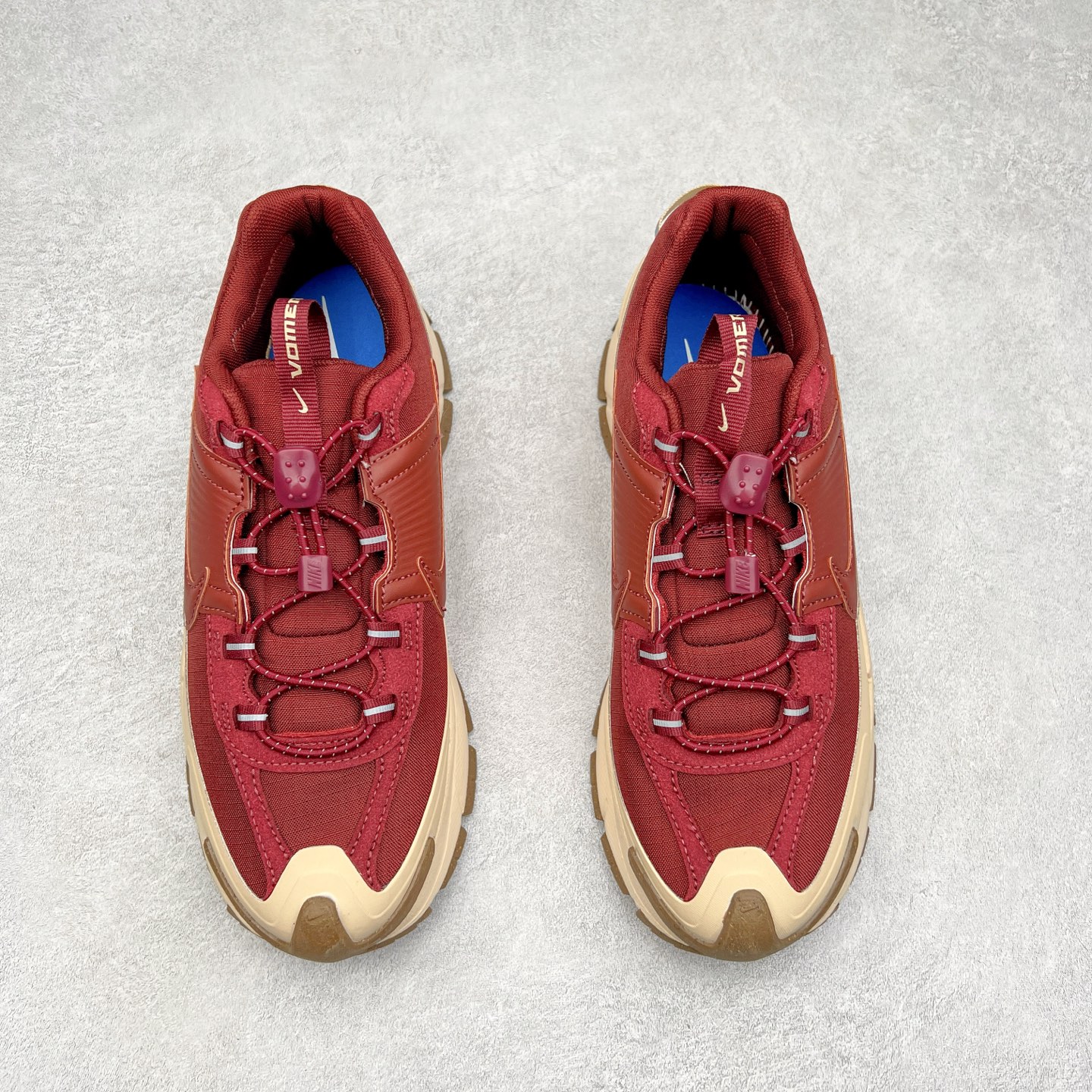 图片[2]-NK Zoom Vomero 5 Roam 佛莫罗5代徒步版系列经典复古增高厚底休闲运动慢跑鞋 HQ2181-700 Vomero Roam「漫游鞋」舒适性典范 工学拒水鞋面+ Air Zoom缓震配置无惧雨水 不受天气左右 助你灵活迈步 再加上厚实衬里和橡胶挡泥片 有效御寒不厚重 雨天照样利落出街 中性色调搭配简洁织物 打造百搭属性低调出街or高调亮相 都看你的男女同款不同色 轻松get多元风格 尺码：36 36.5 37.5 38 38.5 39 40 40.5 41 42 42.5 43 44 44.5 45-选品中心