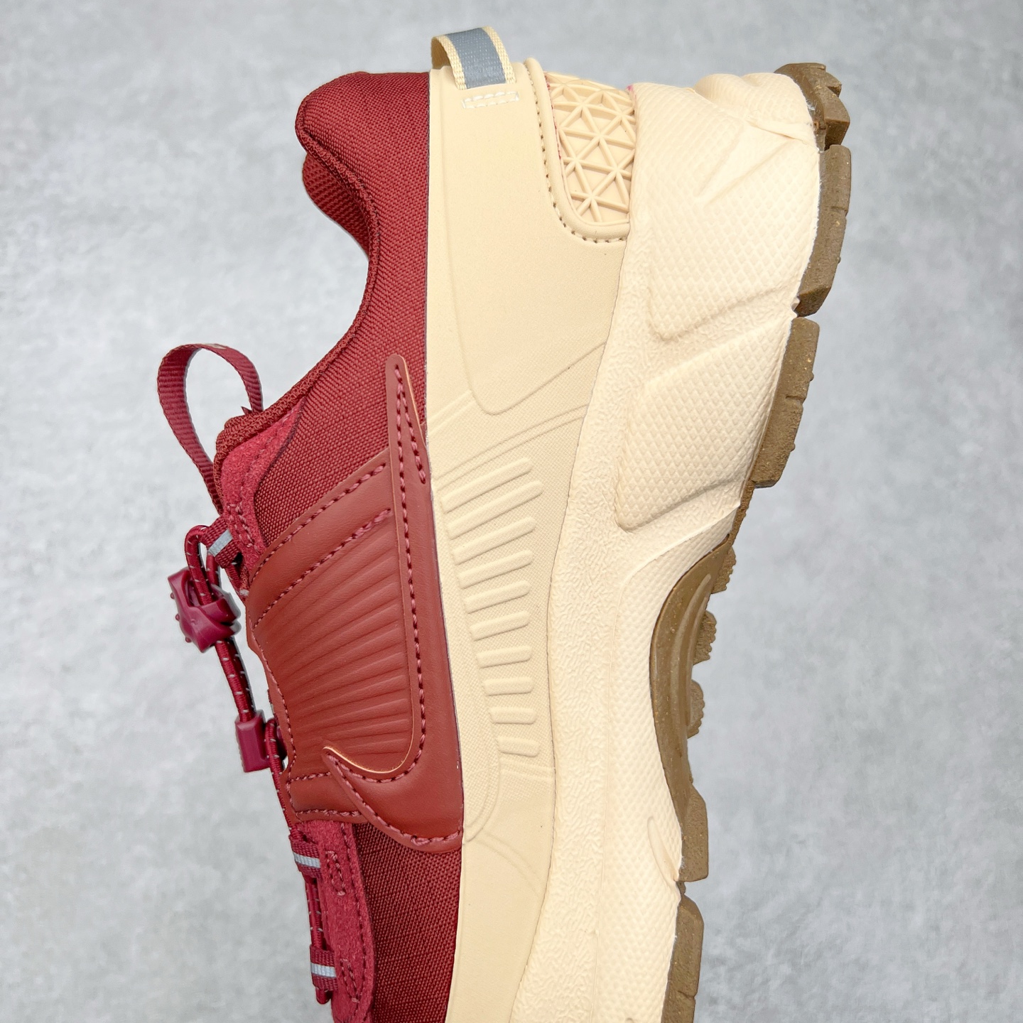 图片[7]-NK Zoom Vomero 5 Roam 佛莫罗5代徒步版系列经典复古增高厚底休闲运动慢跑鞋 HQ2181-700 Vomero Roam「漫游鞋」舒适性典范 工学拒水鞋面+ Air Zoom缓震配置无惧雨水 不受天气左右 助你灵活迈步 再加上厚实衬里和橡胶挡泥片 有效御寒不厚重 雨天照样利落出街 中性色调搭配简洁织物 打造百搭属性低调出街or高调亮相 都看你的男女同款不同色 轻松get多元风格 尺码：36 36.5 37.5 38 38.5 39 40 40.5 41 42 42.5 43 44 44.5 45-选品中心