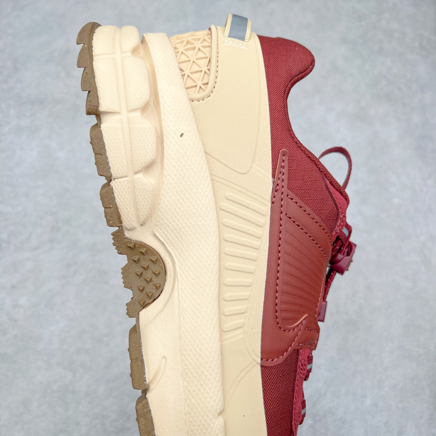 图片[6]-NK Zoom Vomero 5 Roam 佛莫罗5代徒步版系列经典复古增高厚底休闲运动慢跑鞋 HQ2181-700 Vomero Roam「漫游鞋」舒适性典范 工学拒水鞋面+ Air Zoom缓震配置无惧雨水 不受天气左右 助你灵活迈步 再加上厚实衬里和橡胶挡泥片 有效御寒不厚重 雨天照样利落出街 中性色调搭配简洁织物 打造百搭属性低调出街or高调亮相 都看你的男女同款不同色 轻松get多元风格 尺码：36 36.5 37.5 38 38.5 39 40 40.5 41 42 42.5 43 44 44.5 45-选品中心