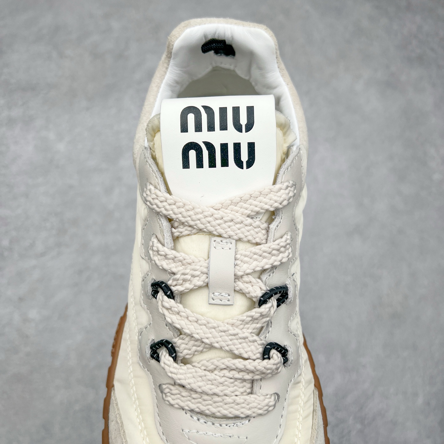 图片[5]-Miumiu 25ss Tyre系列春夏新款 饼干鞋 阿甘鞋休闲运动鞋Miumiu最新爆款 前卫大胆的设计，风格融于此款厚底帆布运动鞋的简约线条，别致徽标饰于鞋舌与背面，点缀复古设计，平添标志性元素！厚底设计定义前卫的现代风格，这款Tyre集优雅气质与运动功能于一身，动感橡胶鞋底柔韧耐磨，令人联想起轮胎花纹，橡胶鞋底除了增加了这双鞋的复古属性外也增加了防滑功能鞋面由科技织物和麂皮制成，融合运动与时尚、功能与优雅，表达了Miu Miu的核心精神 尺码：35-40-选品中心