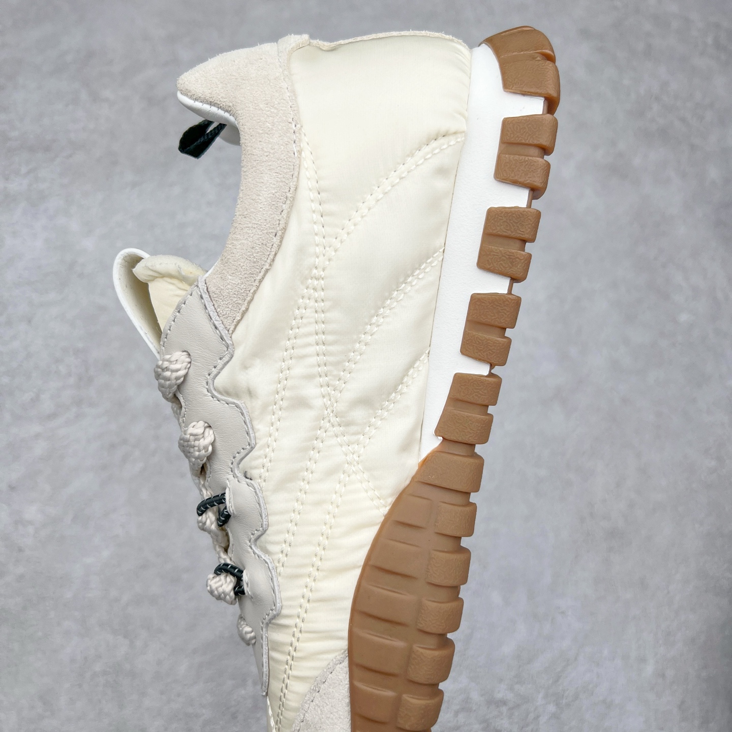 图片[7]-Miumiu 25ss Tyre系列春夏新款 饼干鞋 阿甘鞋休闲运动鞋Miumiu最新爆款 前卫大胆的设计，风格融于此款厚底帆布运动鞋的简约线条，别致徽标饰于鞋舌与背面，点缀复古设计，平添标志性元素！厚底设计定义前卫的现代风格，这款Tyre集优雅气质与运动功能于一身，动感橡胶鞋底柔韧耐磨，令人联想起轮胎花纹，橡胶鞋底除了增加了这双鞋的复古属性外也增加了防滑功能鞋面由科技织物和麂皮制成，融合运动与时尚、功能与优雅，表达了Miu Miu的核心精神 尺码：35-40-选品中心