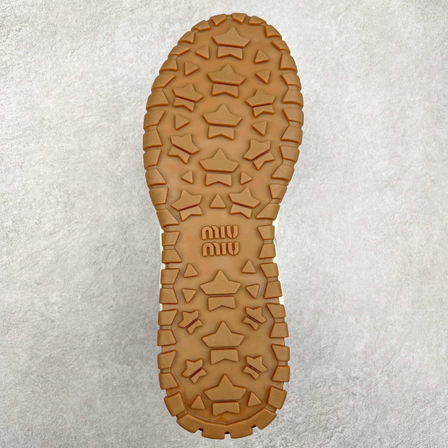 图片[9]-Miumiu 25ss Tyre系列春夏新款 饼干鞋 阿甘鞋休闲运动鞋Miumiu最新爆款 前卫大胆的设计，风格融于此款厚底帆布运动鞋的简约线条，别致徽标饰于鞋舌与背面，点缀复古设计，平添标志性元素！厚底设计定义前卫的现代风格，这款Tyre集优雅气质与运动功能于一身，动感橡胶鞋底柔韧耐磨，令人联想起轮胎花纹，橡胶鞋底除了增加了这双鞋的复古属性外也增加了防滑功能鞋面由科技织物和麂皮制成，融合运动与时尚、功能与优雅，表达了Miu Miu的核心精神 尺码：35-40-选品中心