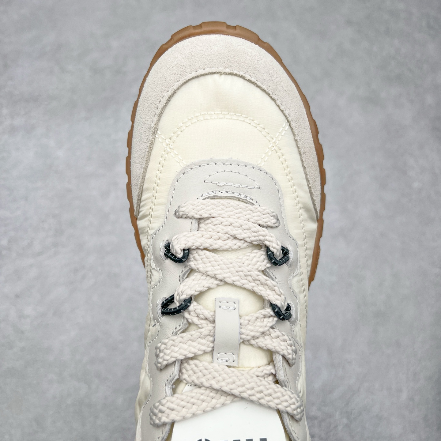 图片[4]-Miumiu 25ss Tyre系列春夏新款 饼干鞋 阿甘鞋休闲运动鞋Miumiu最新爆款 前卫大胆的设计，风格融于此款厚底帆布运动鞋的简约线条，别致徽标饰于鞋舌与背面，点缀复古设计，平添标志性元素！厚底设计定义前卫的现代风格，这款Tyre集优雅气质与运动功能于一身，动感橡胶鞋底柔韧耐磨，令人联想起轮胎花纹，橡胶鞋底除了增加了这双鞋的复古属性外也增加了防滑功能鞋面由科技织物和麂皮制成，融合运动与时尚、功能与优雅，表达了Miu Miu的核心精神 尺码：35-40-选品中心