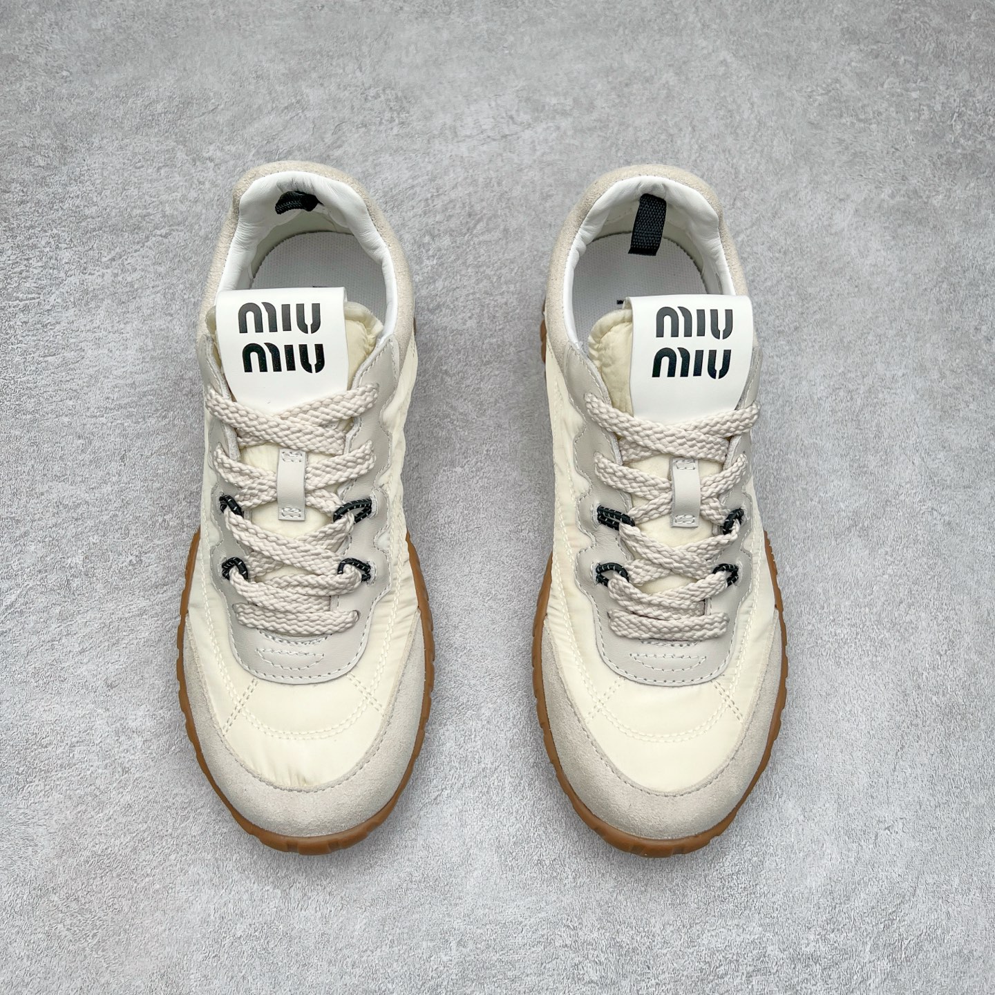 图片[2]-Miumiu 25ss Tyre系列春夏新款 饼干鞋 阿甘鞋休闲运动鞋Miumiu最新爆款 前卫大胆的设计，风格融于此款厚底帆布运动鞋的简约线条，别致徽标饰于鞋舌与背面，点缀复古设计，平添标志性元素！厚底设计定义前卫的现代风格，这款Tyre集优雅气质与运动功能于一身，动感橡胶鞋底柔韧耐磨，令人联想起轮胎花纹，橡胶鞋底除了增加了这双鞋的复古属性外也增加了防滑功能鞋面由科技织物和麂皮制成，融合运动与时尚、功能与优雅，表达了Miu Miu的核心精神 尺码：35-40-选品中心