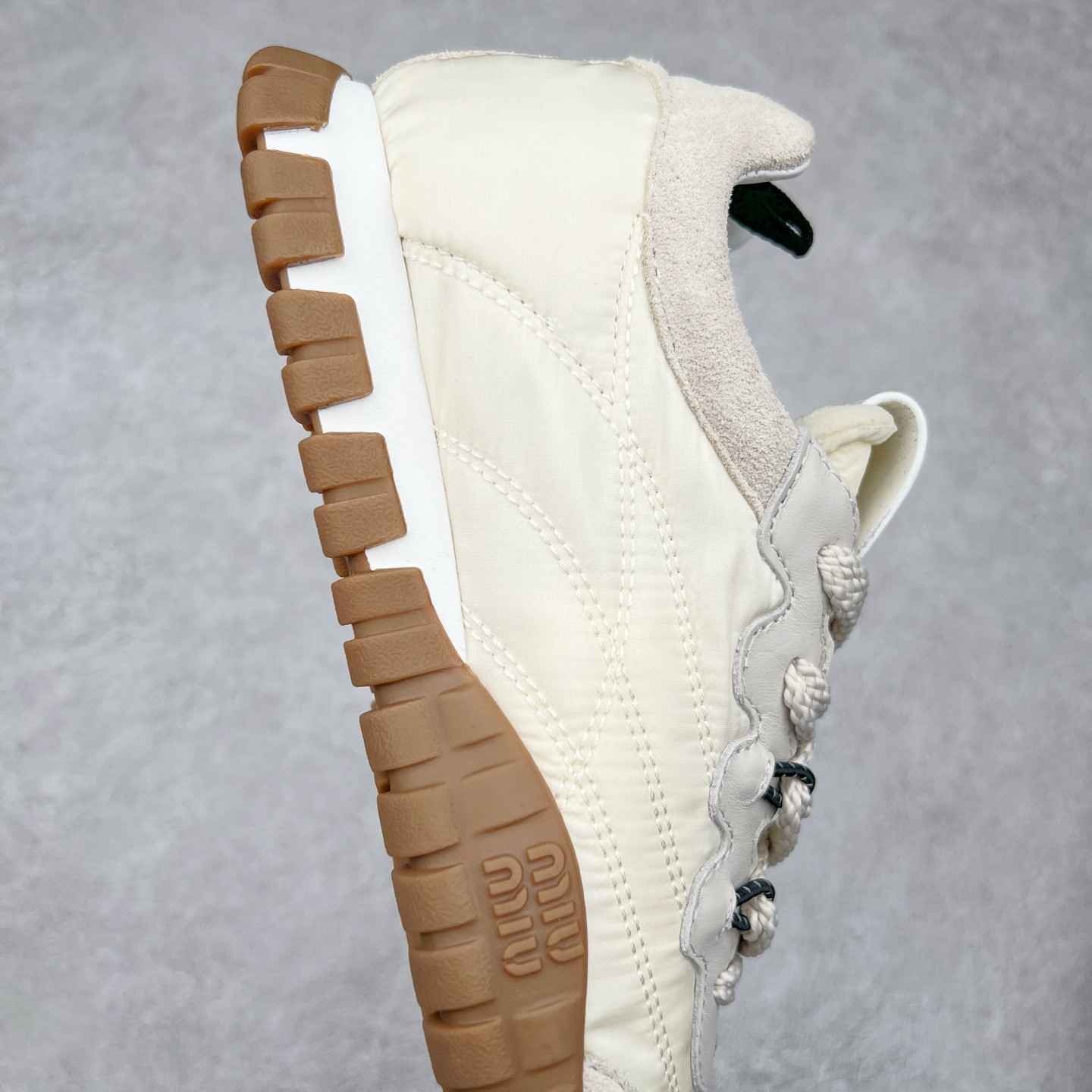 图片[6]-Miumiu 25ss Tyre系列春夏新款 饼干鞋 阿甘鞋休闲运动鞋Miumiu最新爆款 前卫大胆的设计，风格融于此款厚底帆布运动鞋的简约线条，别致徽标饰于鞋舌与背面，点缀复古设计，平添标志性元素！厚底设计定义前卫的现代风格，这款Tyre集优雅气质与运动功能于一身，动感橡胶鞋底柔韧耐磨，令人联想起轮胎花纹，橡胶鞋底除了增加了这双鞋的复古属性外也增加了防滑功能鞋面由科技织物和麂皮制成，融合运动与时尚、功能与优雅，表达了Miu Miu的核心精神 尺码：35-40-选品中心