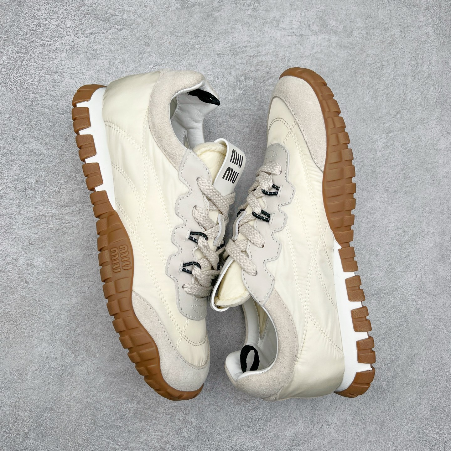 图片[3]-Miumiu 25ss Tyre系列春夏新款 饼干鞋 阿甘鞋休闲运动鞋Miumiu最新爆款 前卫大胆的设计，风格融于此款厚底帆布运动鞋的简约线条，别致徽标饰于鞋舌与背面，点缀复古设计，平添标志性元素！厚底设计定义前卫的现代风格，这款Tyre集优雅气质与运动功能于一身，动感橡胶鞋底柔韧耐磨，令人联想起轮胎花纹，橡胶鞋底除了增加了这双鞋的复古属性外也增加了防滑功能鞋面由科技织物和麂皮制成，融合运动与时尚、功能与优雅，表达了Miu Miu的核心精神 尺码：35-40-选品中心