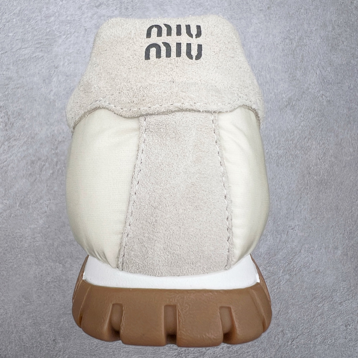 图片[8]-Miumiu 25ss Tyre系列春夏新款 饼干鞋 阿甘鞋休闲运动鞋Miumiu最新爆款 前卫大胆的设计，风格融于此款厚底帆布运动鞋的简约线条，别致徽标饰于鞋舌与背面，点缀复古设计，平添标志性元素！厚底设计定义前卫的现代风格，这款Tyre集优雅气质与运动功能于一身，动感橡胶鞋底柔韧耐磨，令人联想起轮胎花纹，橡胶鞋底除了增加了这双鞋的复古属性外也增加了防滑功能鞋面由科技织物和麂皮制成，融合运动与时尚、功能与优雅，表达了Miu Miu的核心精神 尺码：35-40-选品中心