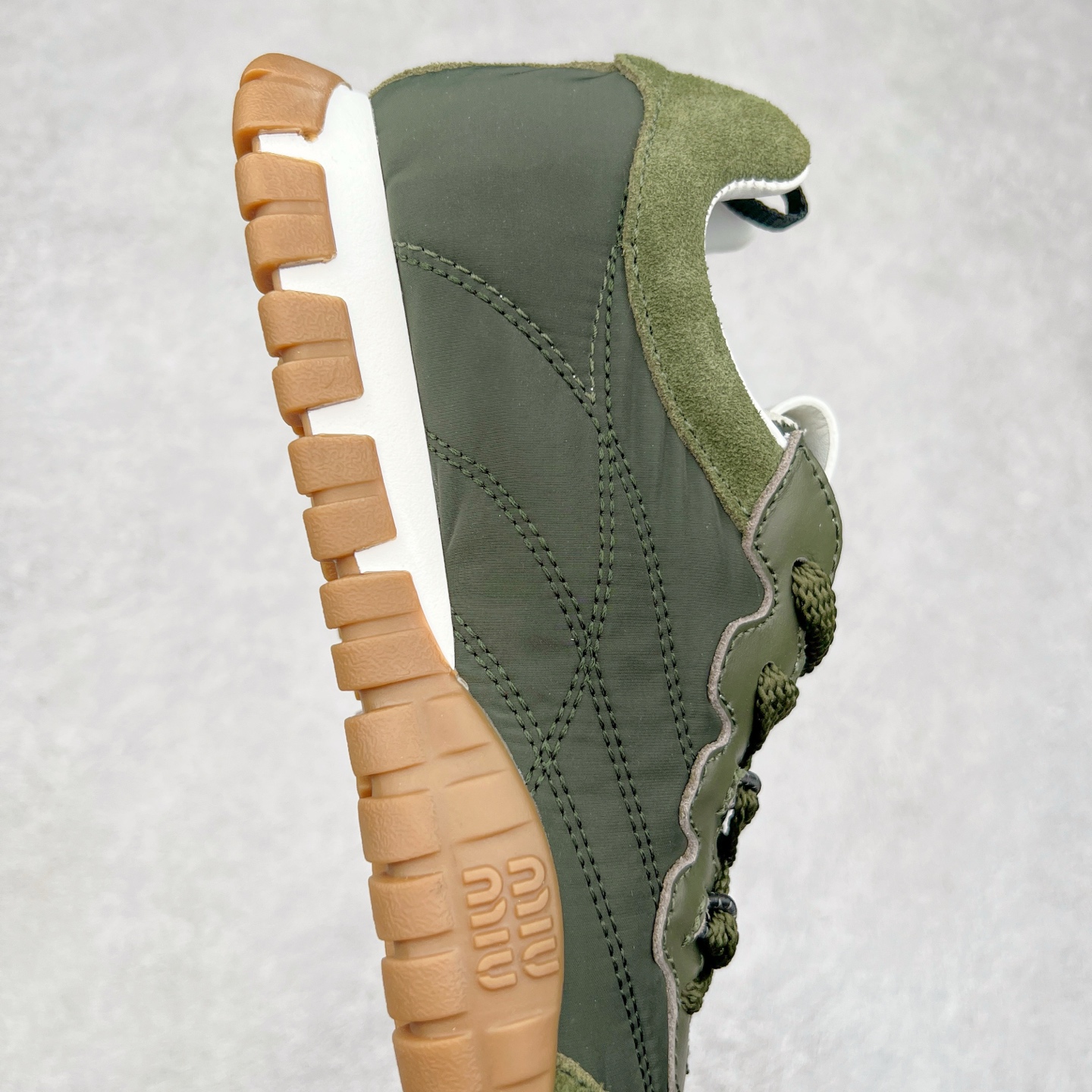 图片[6]-Miumiu 25ss Tyre系列春夏新款 饼干鞋 阿甘鞋休闲运动鞋Miumiu最新爆款 前卫大胆的设计，风格融于此款厚底帆布运动鞋的简约线条，别致徽标饰于鞋舌与背面，点缀复古设计，平添标志性元素！厚底设计定义前卫的现代风格，这款Tyre集优雅气质与运动功能于一身，动感橡胶鞋底柔韧耐磨，令人联想起轮胎花纹，橡胶鞋底除了增加了这双鞋的复古属性外也增加了防滑功能鞋面由科技织物和麂皮制成，融合运动与时尚、功能与优雅，表达了Miu Miu的核心精神 尺码：35-40-选品中心