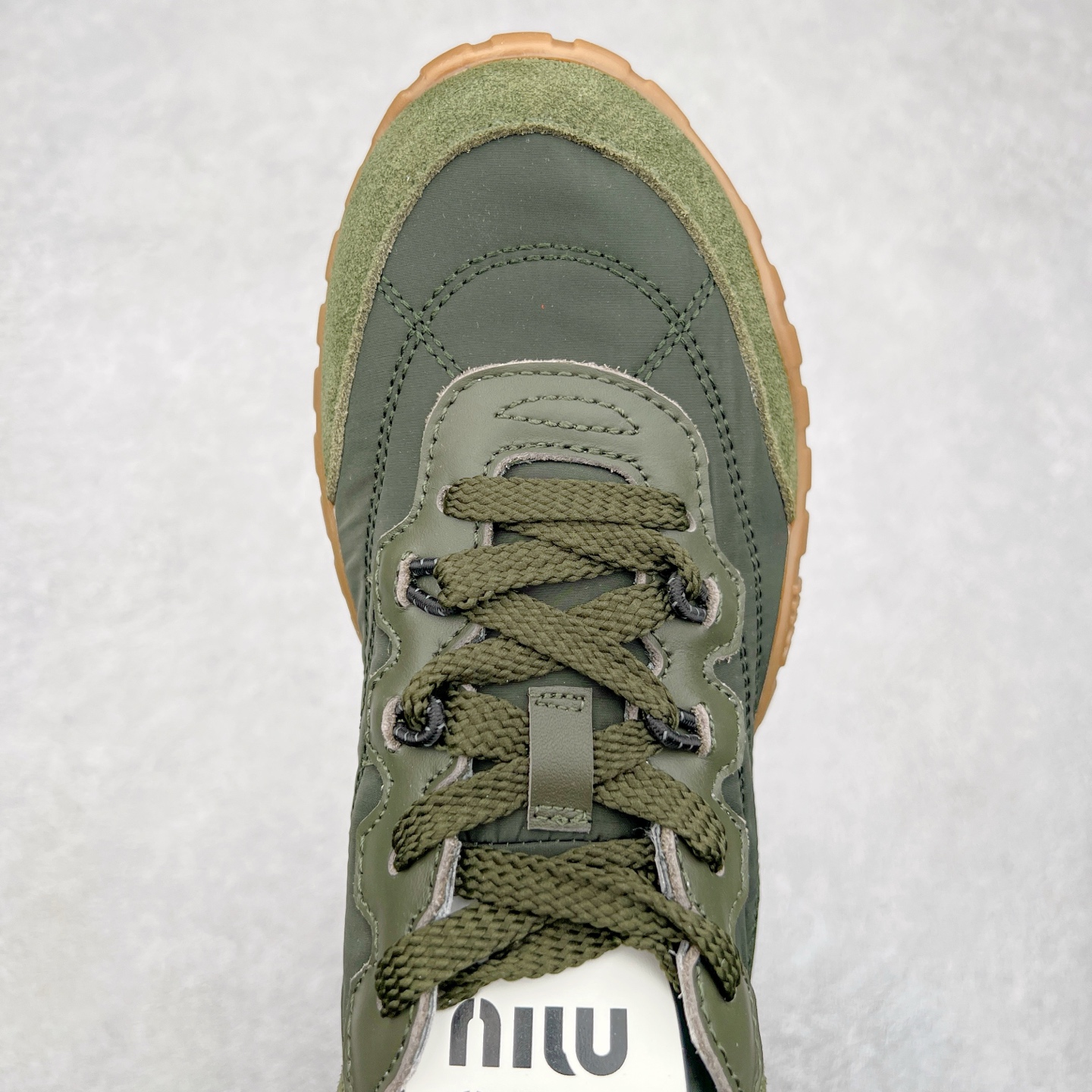 图片[4]-Miumiu 25ss Tyre系列春夏新款 饼干鞋 阿甘鞋休闲运动鞋Miumiu最新爆款 前卫大胆的设计，风格融于此款厚底帆布运动鞋的简约线条，别致徽标饰于鞋舌与背面，点缀复古设计，平添标志性元素！厚底设计定义前卫的现代风格，这款Tyre集优雅气质与运动功能于一身，动感橡胶鞋底柔韧耐磨，令人联想起轮胎花纹，橡胶鞋底除了增加了这双鞋的复古属性外也增加了防滑功能鞋面由科技织物和麂皮制成，融合运动与时尚、功能与优雅，表达了Miu Miu的核心精神 尺码：35-40-选品中心