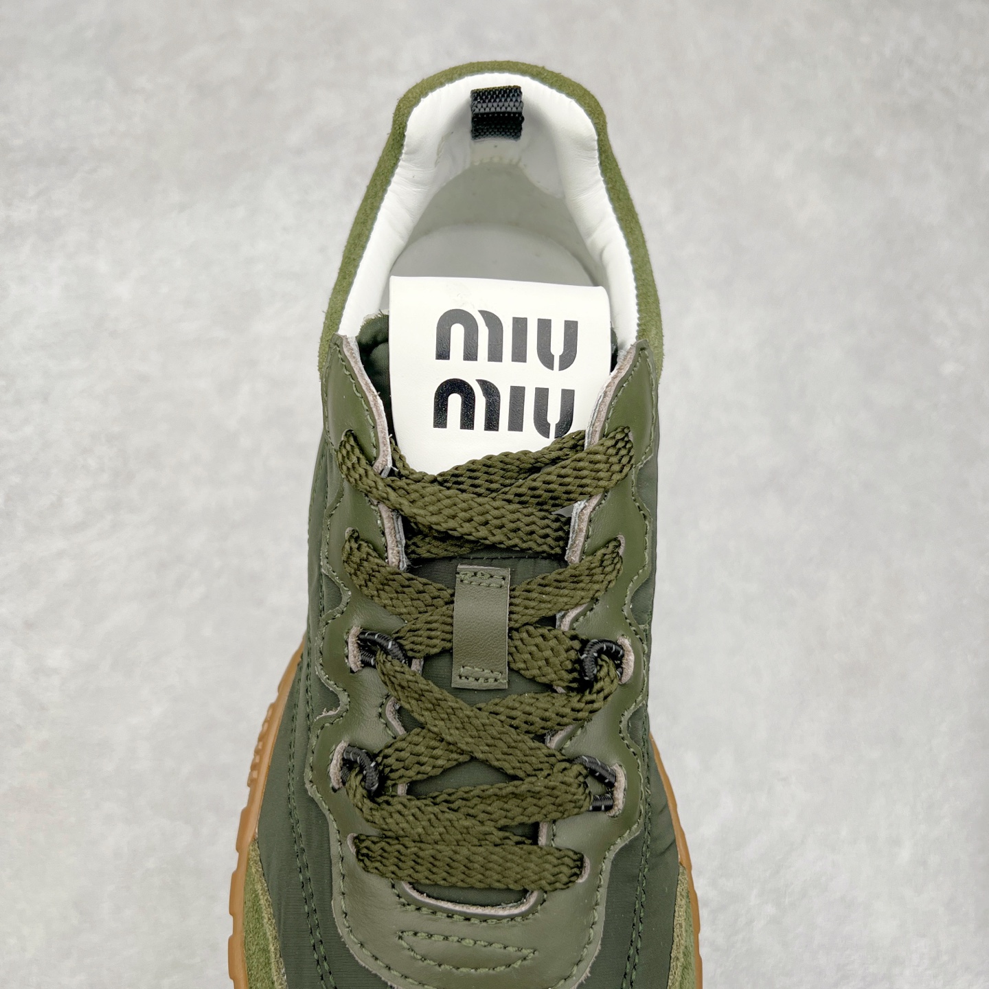 图片[5]-Miumiu 25ss Tyre系列春夏新款 饼干鞋 阿甘鞋休闲运动鞋Miumiu最新爆款 前卫大胆的设计，风格融于此款厚底帆布运动鞋的简约线条，别致徽标饰于鞋舌与背面，点缀复古设计，平添标志性元素！厚底设计定义前卫的现代风格，这款Tyre集优雅气质与运动功能于一身，动感橡胶鞋底柔韧耐磨，令人联想起轮胎花纹，橡胶鞋底除了增加了这双鞋的复古属性外也增加了防滑功能鞋面由科技织物和麂皮制成，融合运动与时尚、功能与优雅，表达了Miu Miu的核心精神 尺码：35-40-选品中心