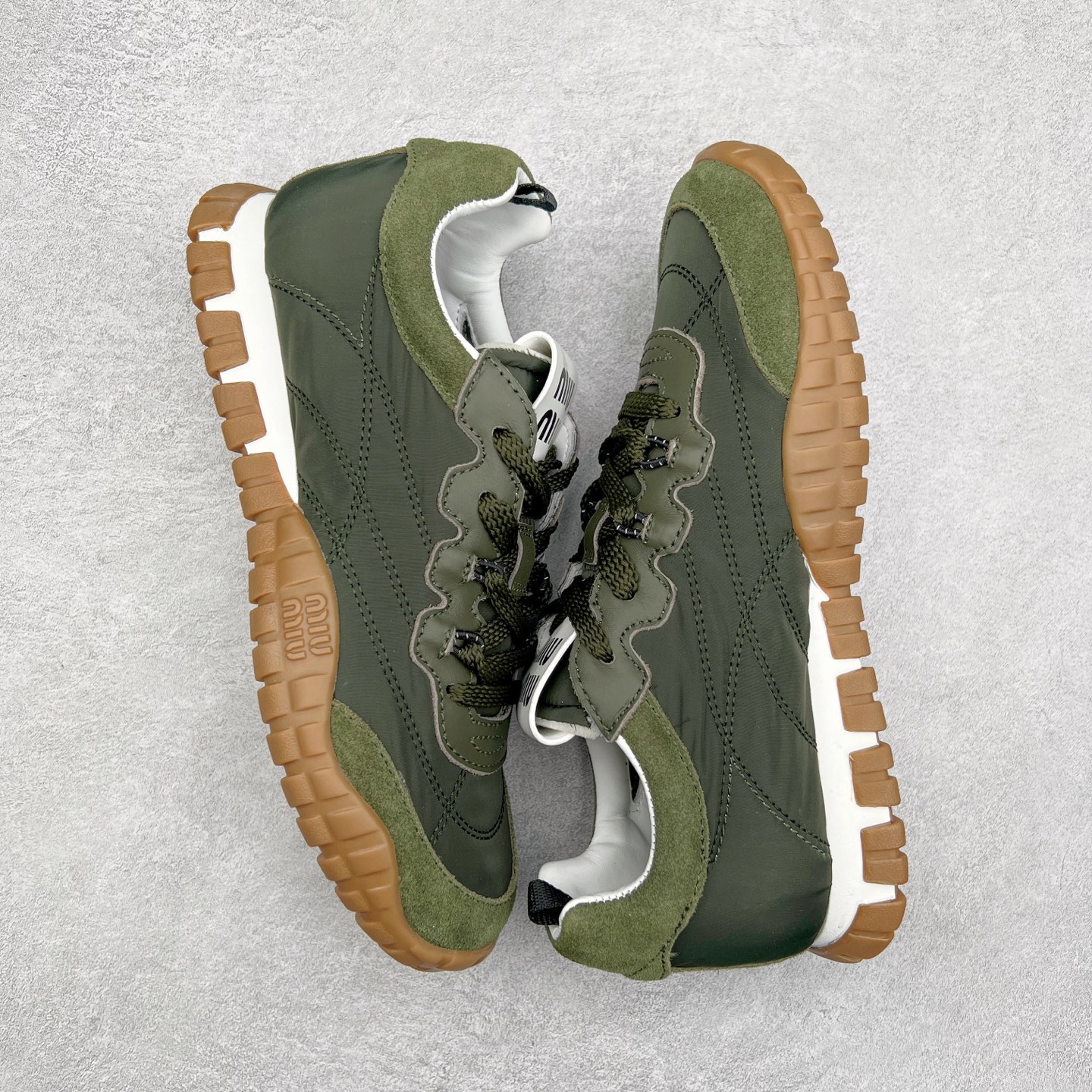 图片[3]-Miumiu 25ss Tyre系列春夏新款 饼干鞋 阿甘鞋休闲运动鞋Miumiu最新爆款 前卫大胆的设计，风格融于此款厚底帆布运动鞋的简约线条，别致徽标饰于鞋舌与背面，点缀复古设计，平添标志性元素！厚底设计定义前卫的现代风格，这款Tyre集优雅气质与运动功能于一身，动感橡胶鞋底柔韧耐磨，令人联想起轮胎花纹，橡胶鞋底除了增加了这双鞋的复古属性外也增加了防滑功能鞋面由科技织物和麂皮制成，融合运动与时尚、功能与优雅，表达了Miu Miu的核心精神 尺码：35-40-选品中心