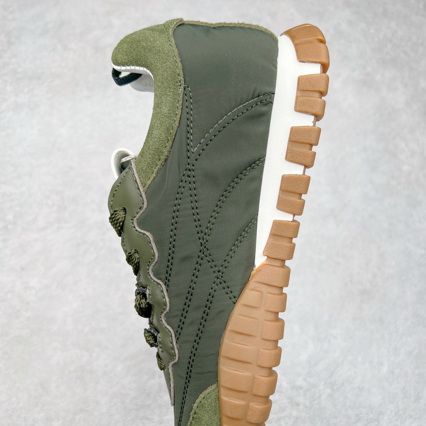 图片[7]-Miumiu 25ss Tyre系列春夏新款 饼干鞋 阿甘鞋休闲运动鞋Miumiu最新爆款 前卫大胆的设计，风格融于此款厚底帆布运动鞋的简约线条，别致徽标饰于鞋舌与背面，点缀复古设计，平添标志性元素！厚底设计定义前卫的现代风格，这款Tyre集优雅气质与运动功能于一身，动感橡胶鞋底柔韧耐磨，令人联想起轮胎花纹，橡胶鞋底除了增加了这双鞋的复古属性外也增加了防滑功能鞋面由科技织物和麂皮制成，融合运动与时尚、功能与优雅，表达了Miu Miu的核心精神 尺码：35-40-选品中心