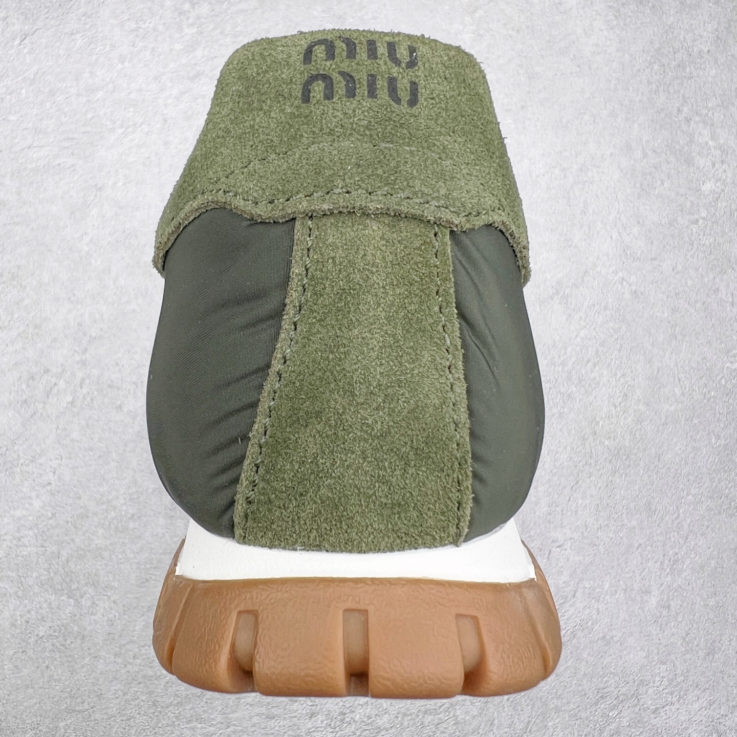 图片[8]-Miumiu 25ss Tyre系列春夏新款 饼干鞋 阿甘鞋休闲运动鞋Miumiu最新爆款 前卫大胆的设计，风格融于此款厚底帆布运动鞋的简约线条，别致徽标饰于鞋舌与背面，点缀复古设计，平添标志性元素！厚底设计定义前卫的现代风格，这款Tyre集优雅气质与运动功能于一身，动感橡胶鞋底柔韧耐磨，令人联想起轮胎花纹，橡胶鞋底除了增加了这双鞋的复古属性外也增加了防滑功能鞋面由科技织物和麂皮制成，融合运动与时尚、功能与优雅，表达了Miu Miu的核心精神 尺码：35-40-选品中心