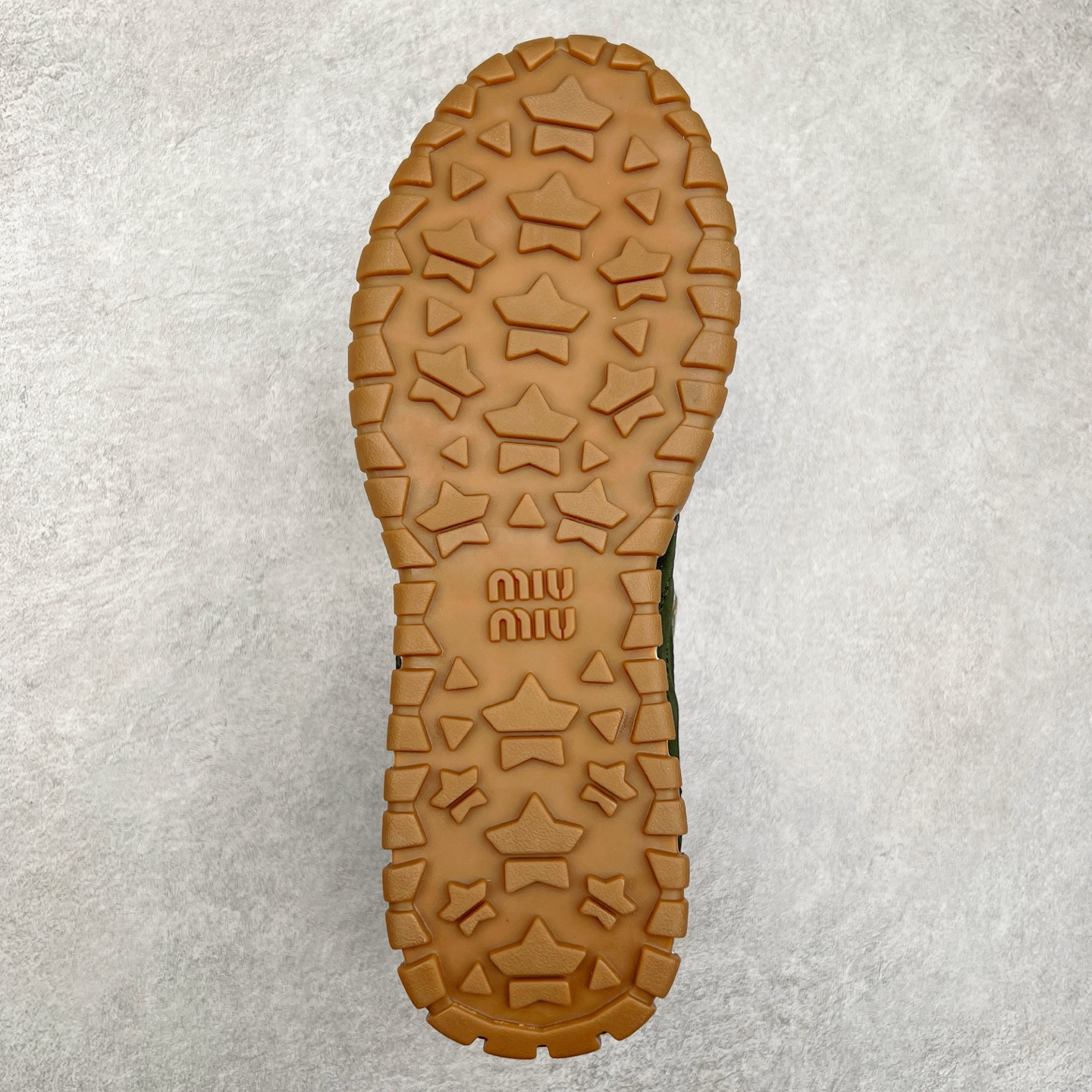 图片[9]-Miumiu 25ss Tyre系列春夏新款 饼干鞋 阿甘鞋休闲运动鞋Miumiu最新爆款 前卫大胆的设计，风格融于此款厚底帆布运动鞋的简约线条，别致徽标饰于鞋舌与背面，点缀复古设计，平添标志性元素！厚底设计定义前卫的现代风格，这款Tyre集优雅气质与运动功能于一身，动感橡胶鞋底柔韧耐磨，令人联想起轮胎花纹，橡胶鞋底除了增加了这双鞋的复古属性外也增加了防滑功能鞋面由科技织物和麂皮制成，融合运动与时尚、功能与优雅，表达了Miu Miu的核心精神 尺码：35-40-选品中心