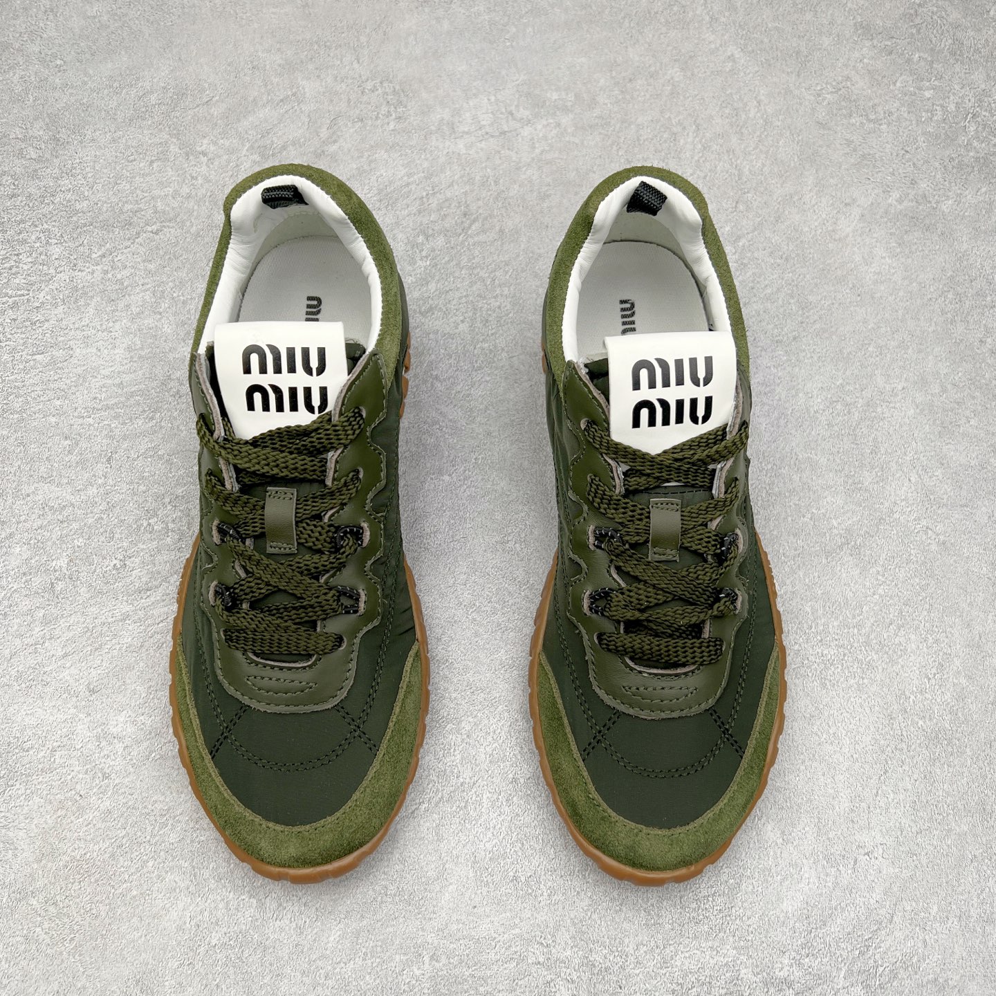 图片[2]-Miumiu 25ss Tyre系列春夏新款 饼干鞋 阿甘鞋休闲运动鞋Miumiu最新爆款 前卫大胆的设计，风格融于此款厚底帆布运动鞋的简约线条，别致徽标饰于鞋舌与背面，点缀复古设计，平添标志性元素！厚底设计定义前卫的现代风格，这款Tyre集优雅气质与运动功能于一身，动感橡胶鞋底柔韧耐磨，令人联想起轮胎花纹，橡胶鞋底除了增加了这双鞋的复古属性外也增加了防滑功能鞋面由科技织物和麂皮制成，融合运动与时尚、功能与优雅，表达了Miu Miu的核心精神 尺码：35-40-选品中心