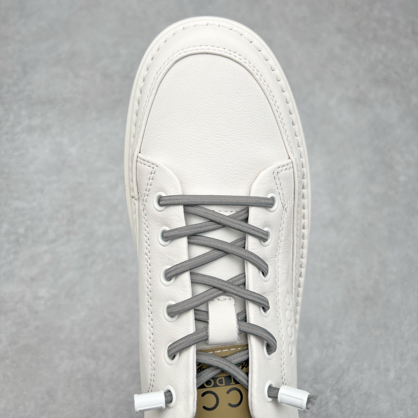 图片[4]-ECCO爱步男款小白鞋百搭鞋 真皮透气防滑休闲板鞋 街头趣闯系列 品质牛皮鞋面，轻盈柔韧 具有良好的透气效果 简约免系带设计 自由穿脱 出行更加方便 PU中底橡胶大底，抓地力强 具有良好的防滑耐磨性 休闲百搭 简约利落 时尚通勤 尺码：38 39 40 41 42 43 44（ 皮鞋码）-选品中心