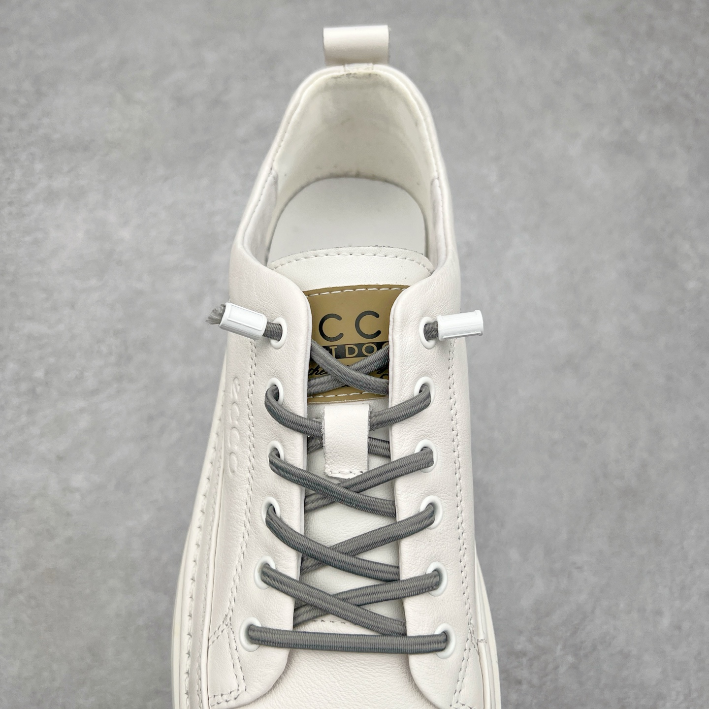 图片[5]-ECCO爱步男款小白鞋百搭鞋 真皮透气防滑休闲板鞋 街头趣闯系列 品质牛皮鞋面，轻盈柔韧 具有良好的透气效果 简约免系带设计 自由穿脱 出行更加方便 PU中底橡胶大底，抓地力强 具有良好的防滑耐磨性 休闲百搭 简约利落 时尚通勤 尺码：38 39 40 41 42 43 44（ 皮鞋码）-选品中心